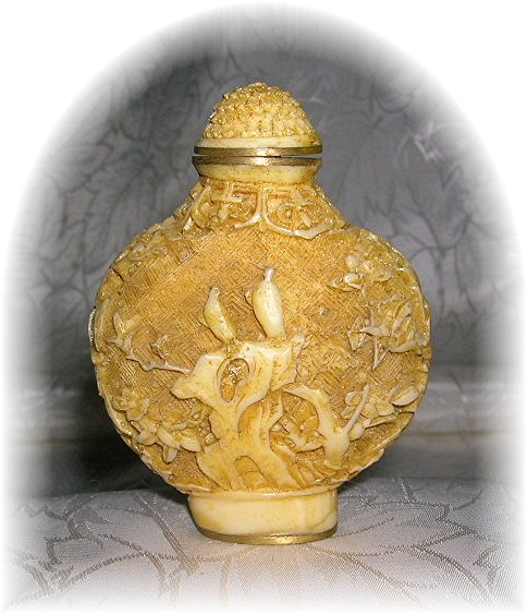 Cream Cinnabar Chinese Snuff Bottle