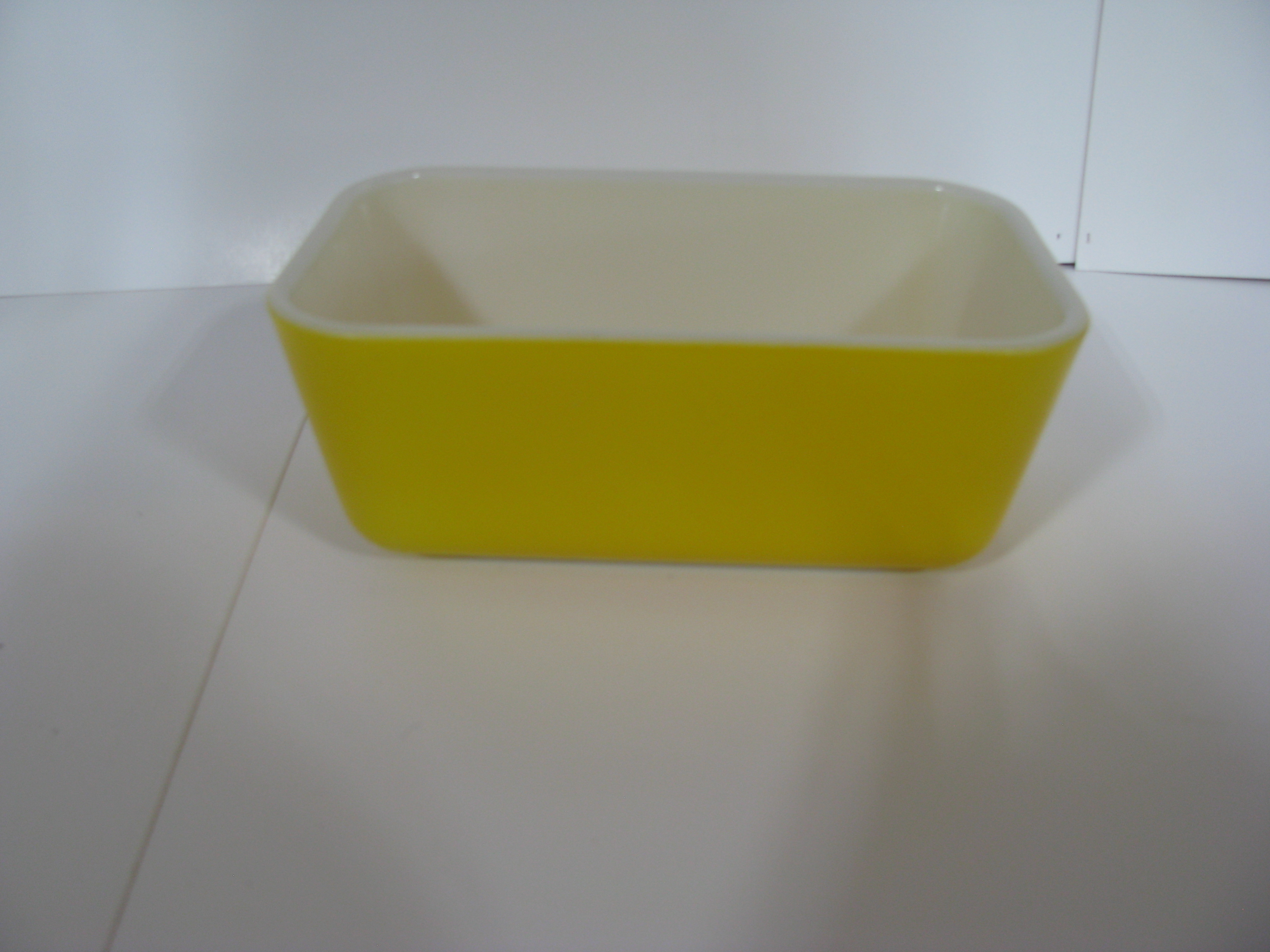 Vintage Pyrex Daisy Refrigerator Dish