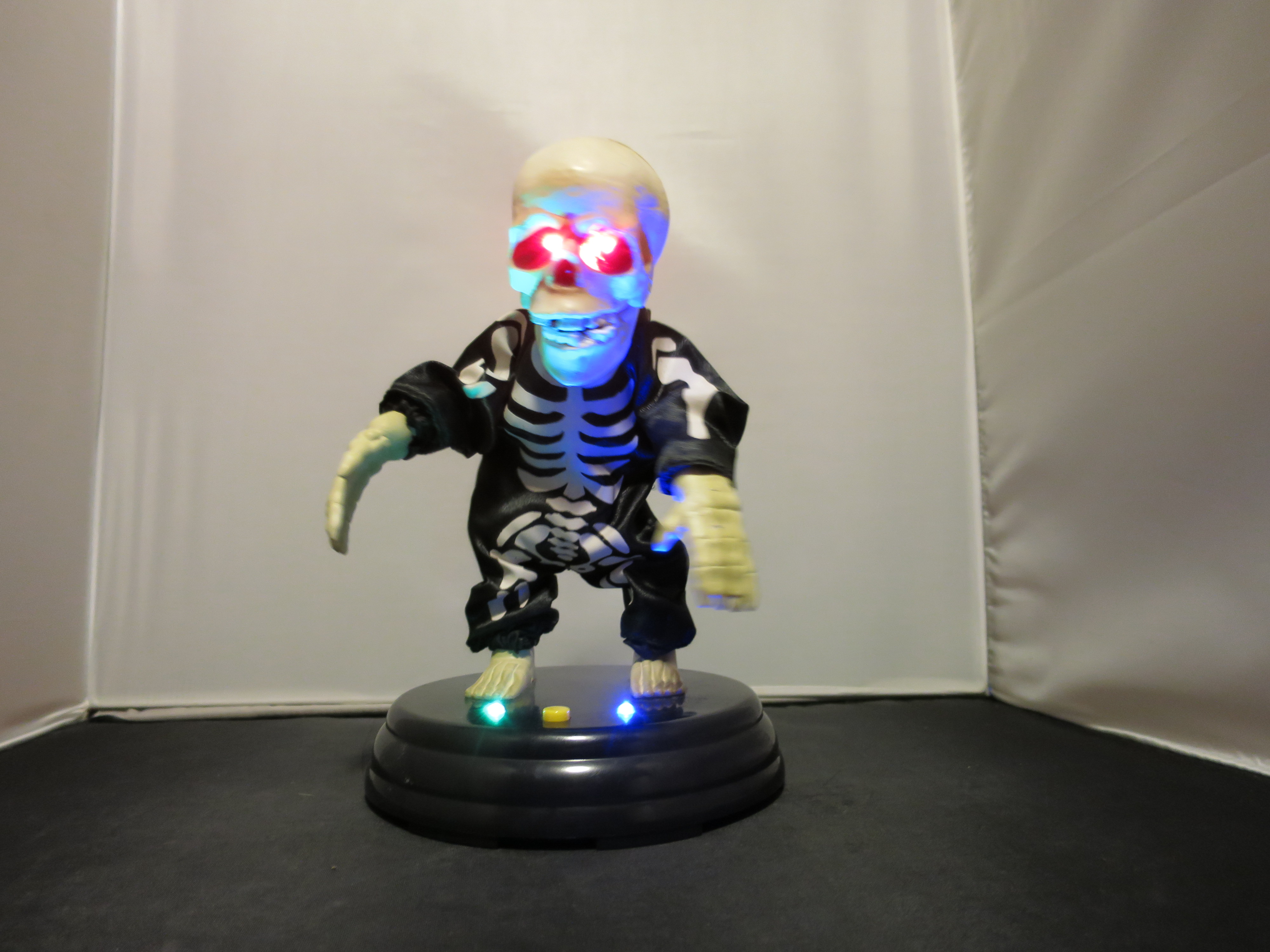 Gemmy Battery Operated Skeleton Sings Dances Eyes Light