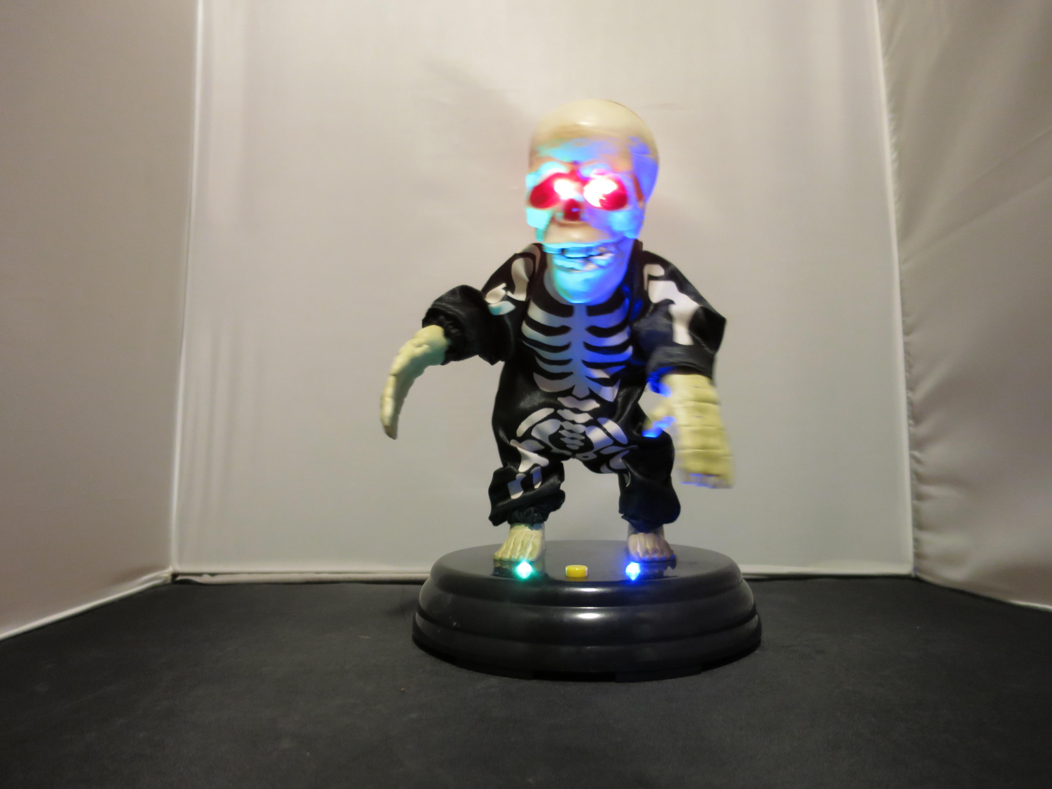 Gemmy Battery Operated Skeleton Sings Dances Eyes Light