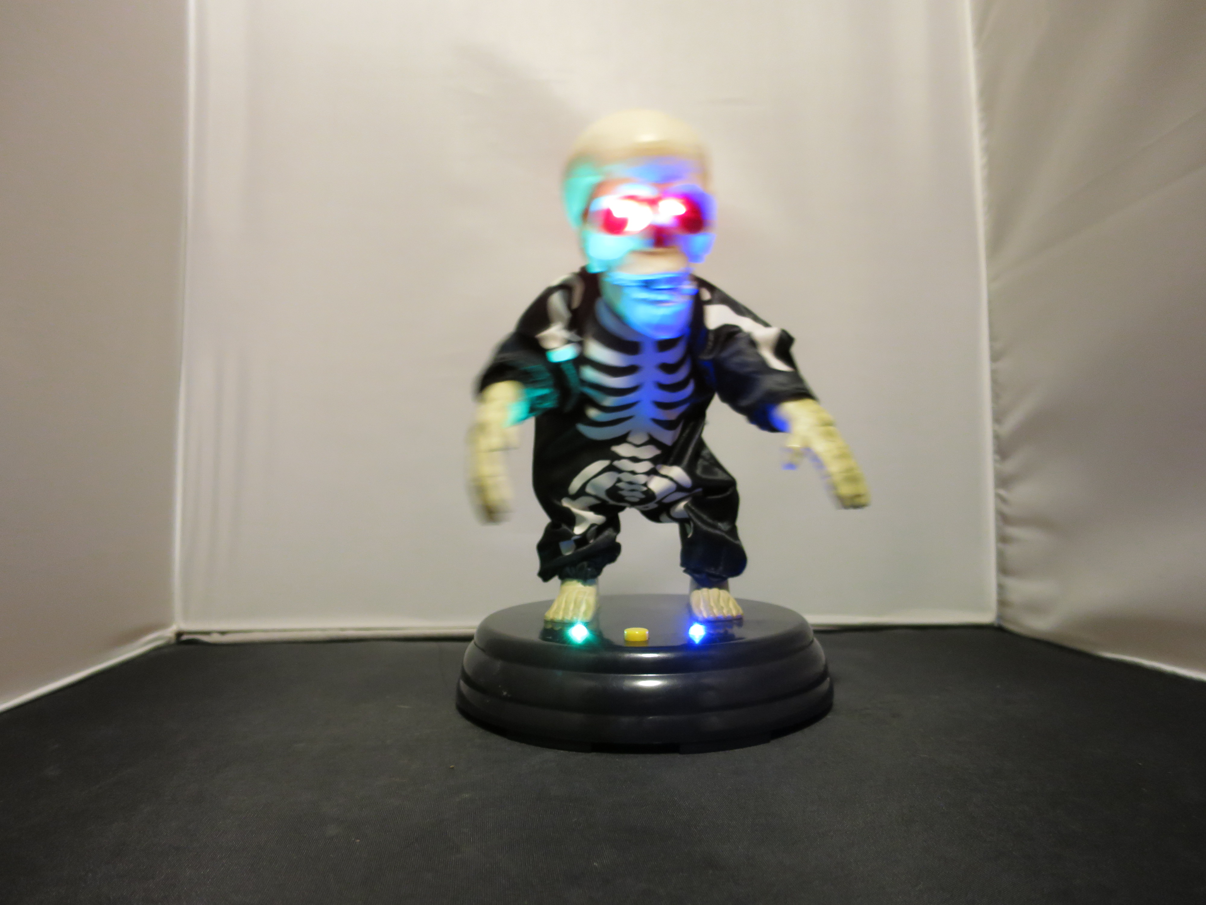 Gemmy Battery Operated Skeleton Sings Dances Eyes Light