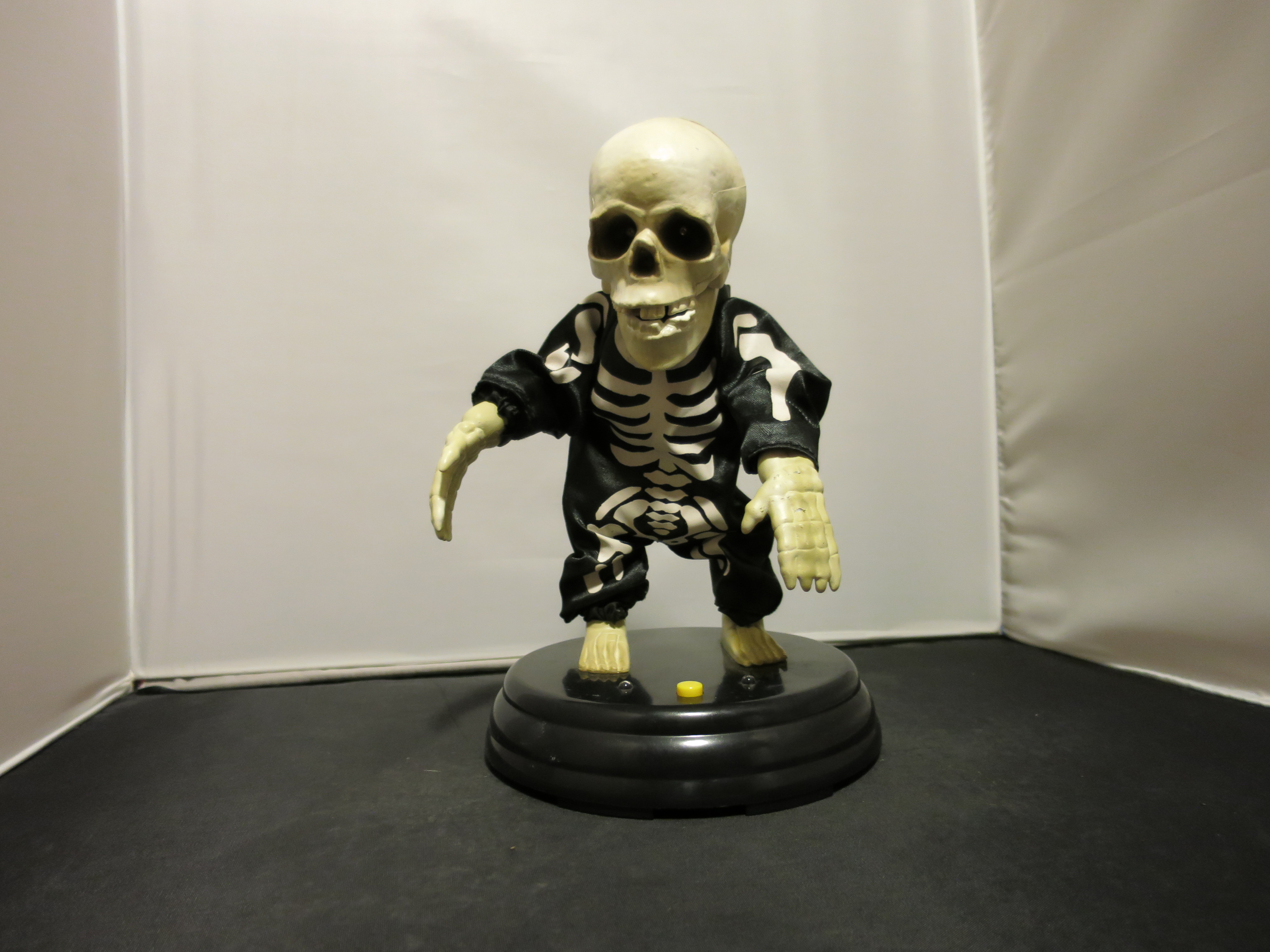 Gemmy Battery Operated Skeleton Sings Dances Eyes Light