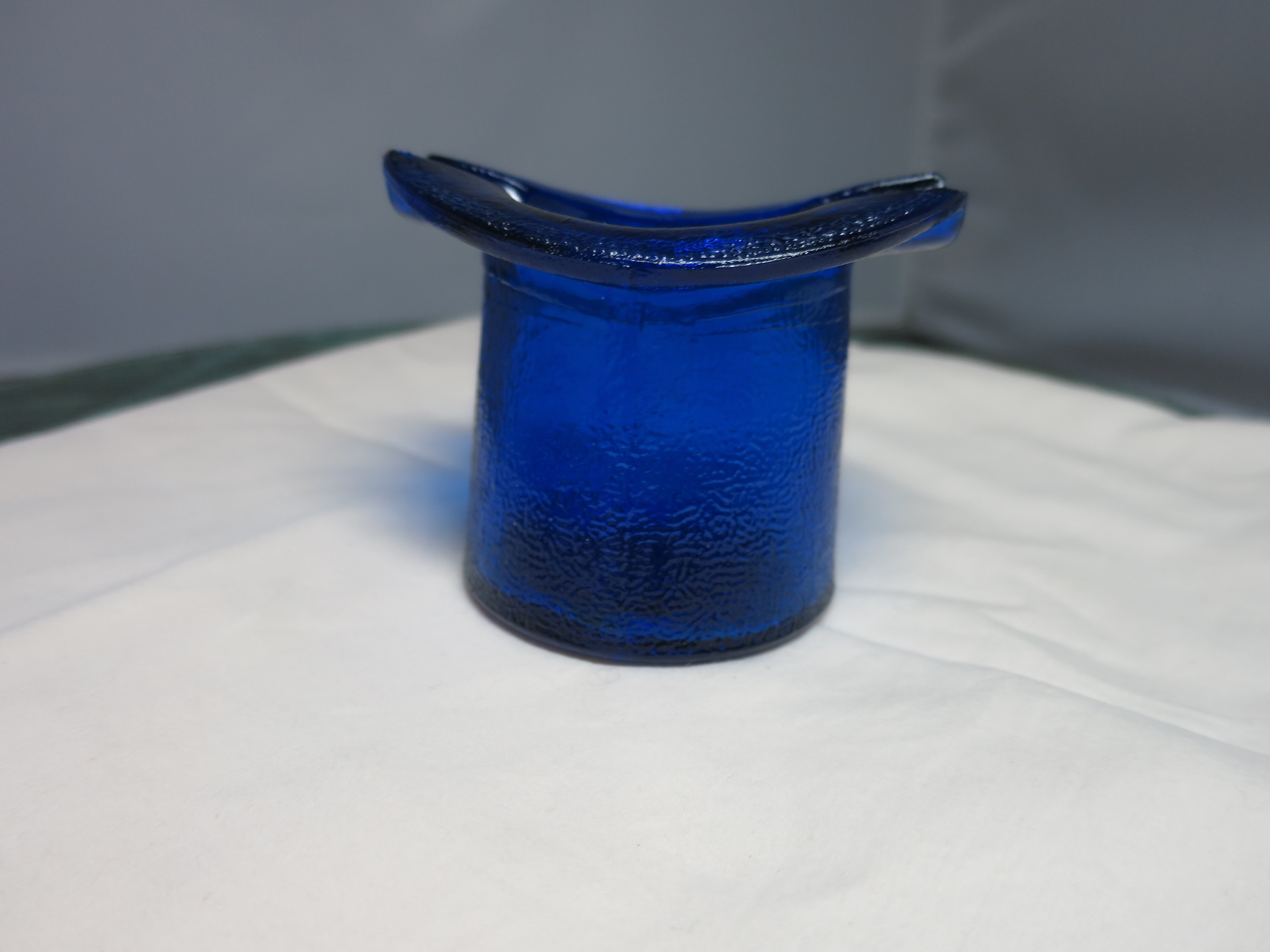 Antique Cobalt Blue Top Hat Ashtray chip on cigarette rest