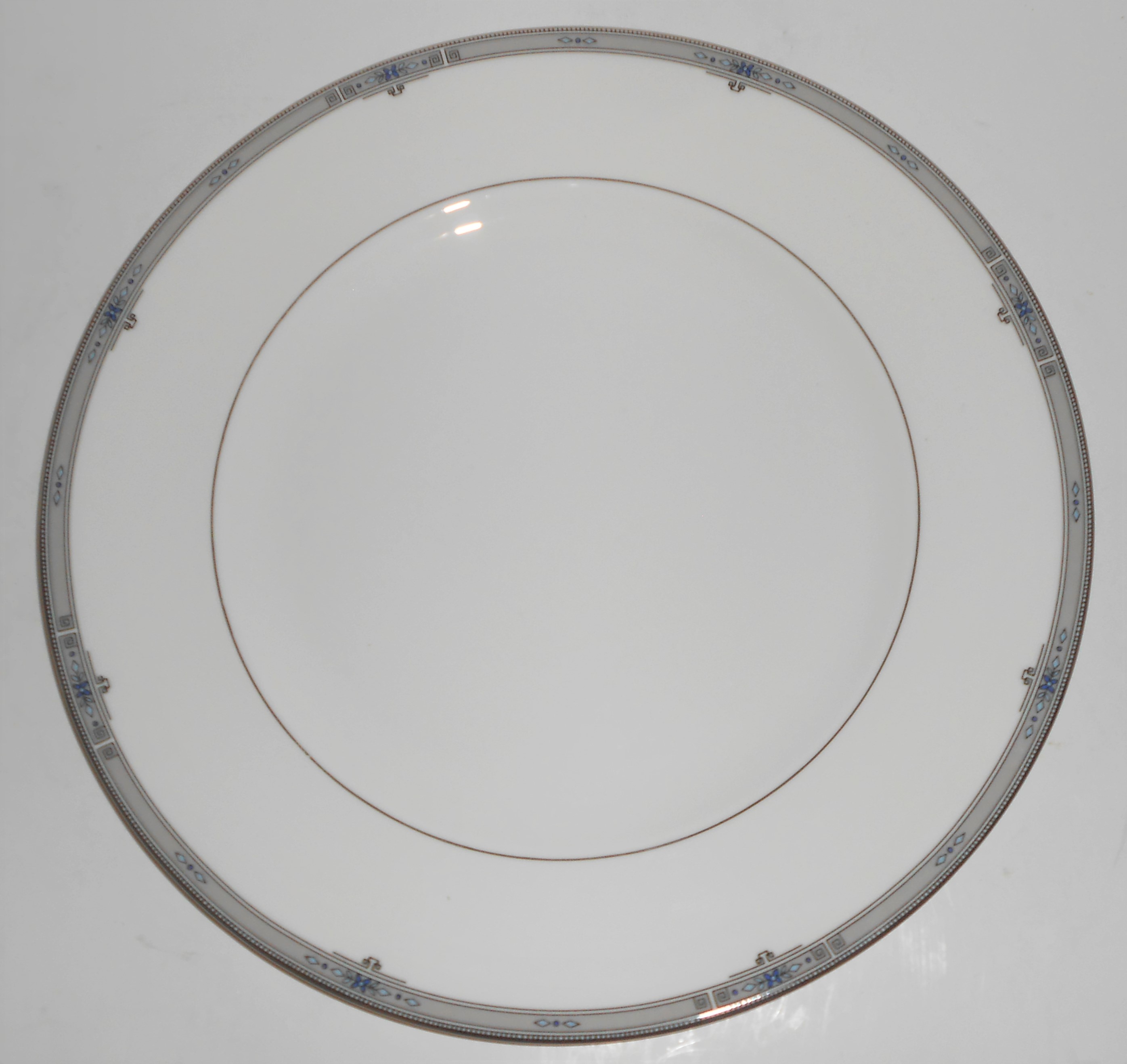 Wedgwood Pottery Bone China Amhearst Dinner Plate
