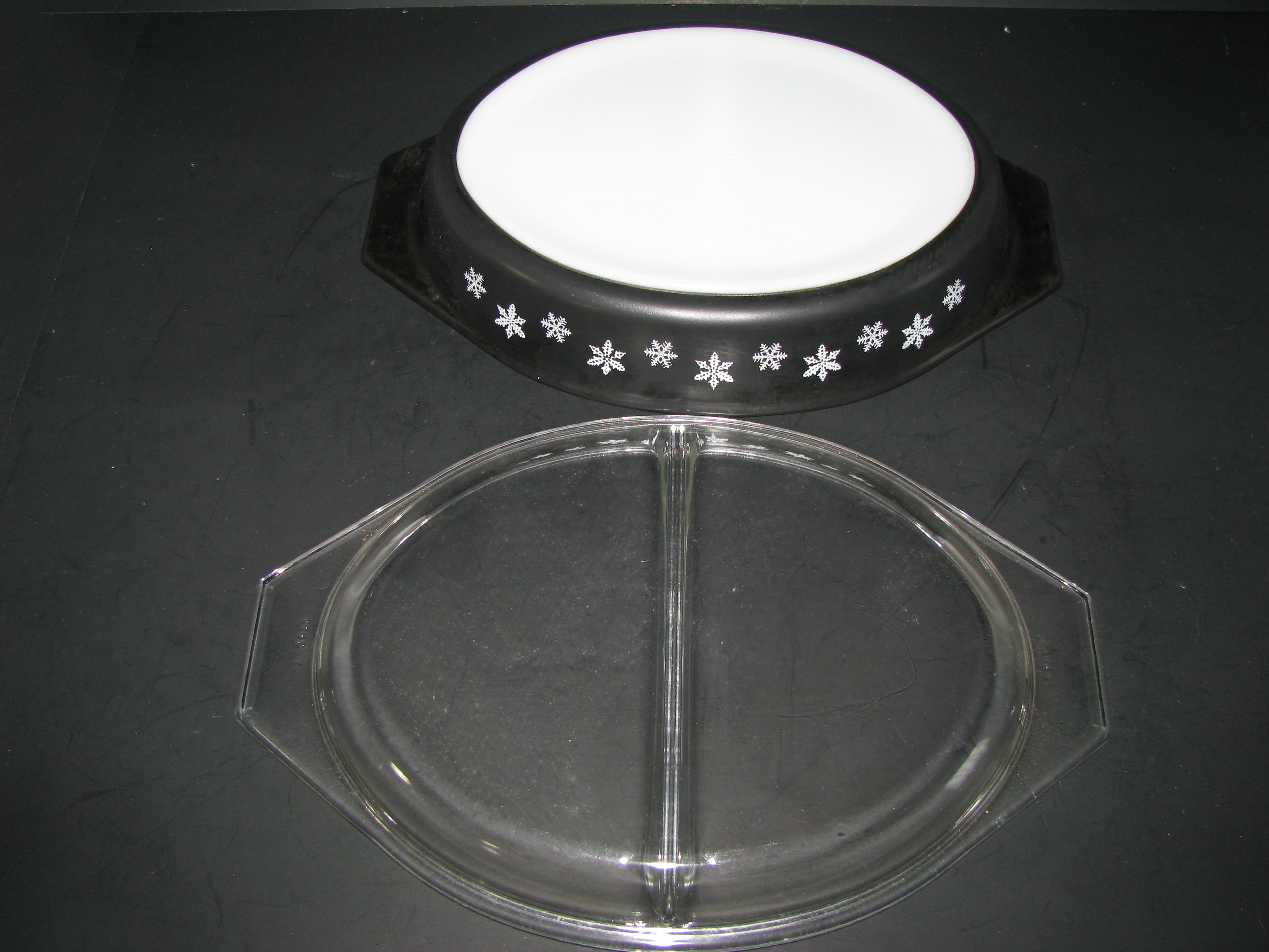 Vintage Pyrex Black Snowflake 1.5qt Divided Dish