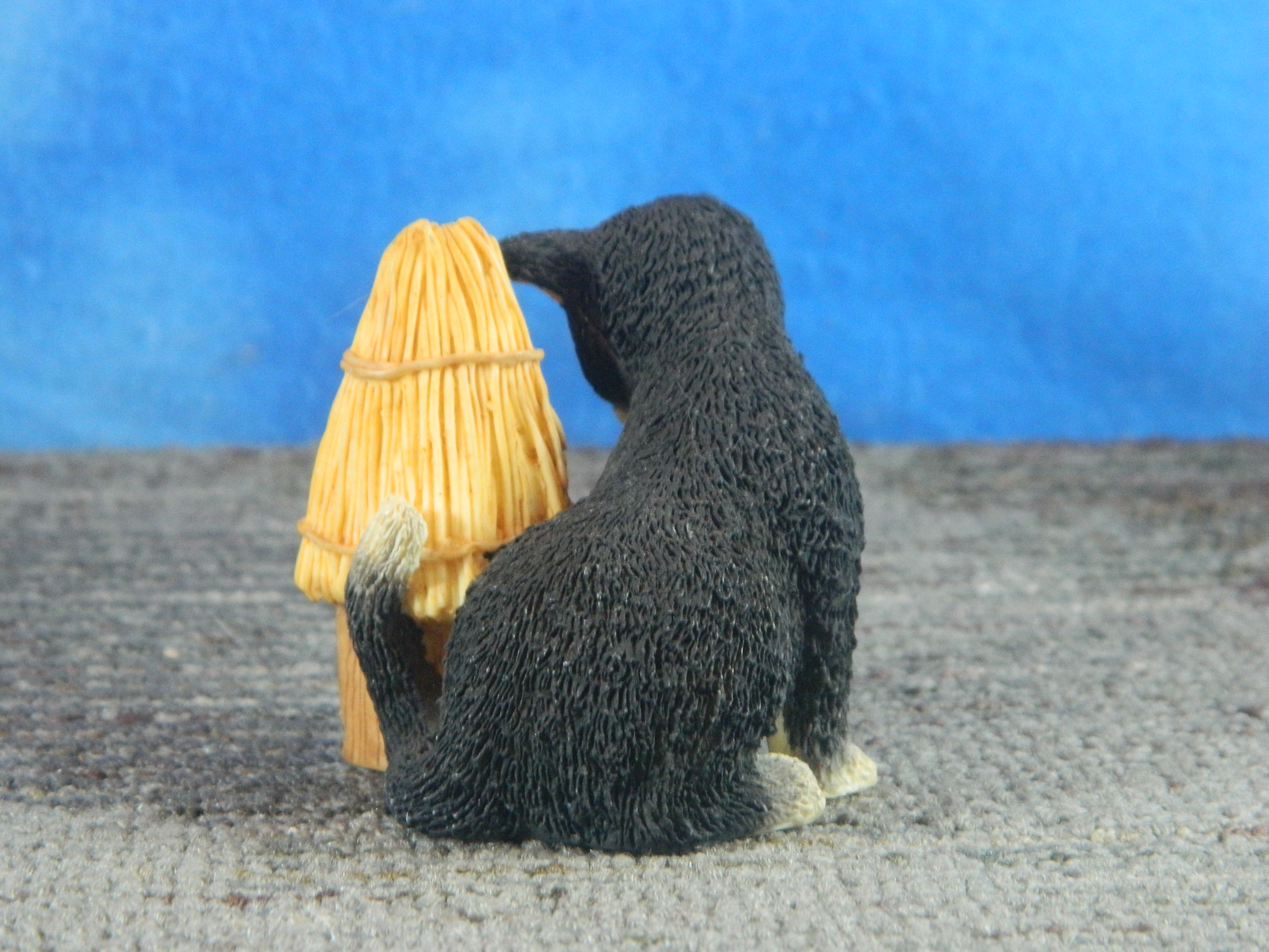 Sherratt & Simpson Resin Black Cat with Grass Hut