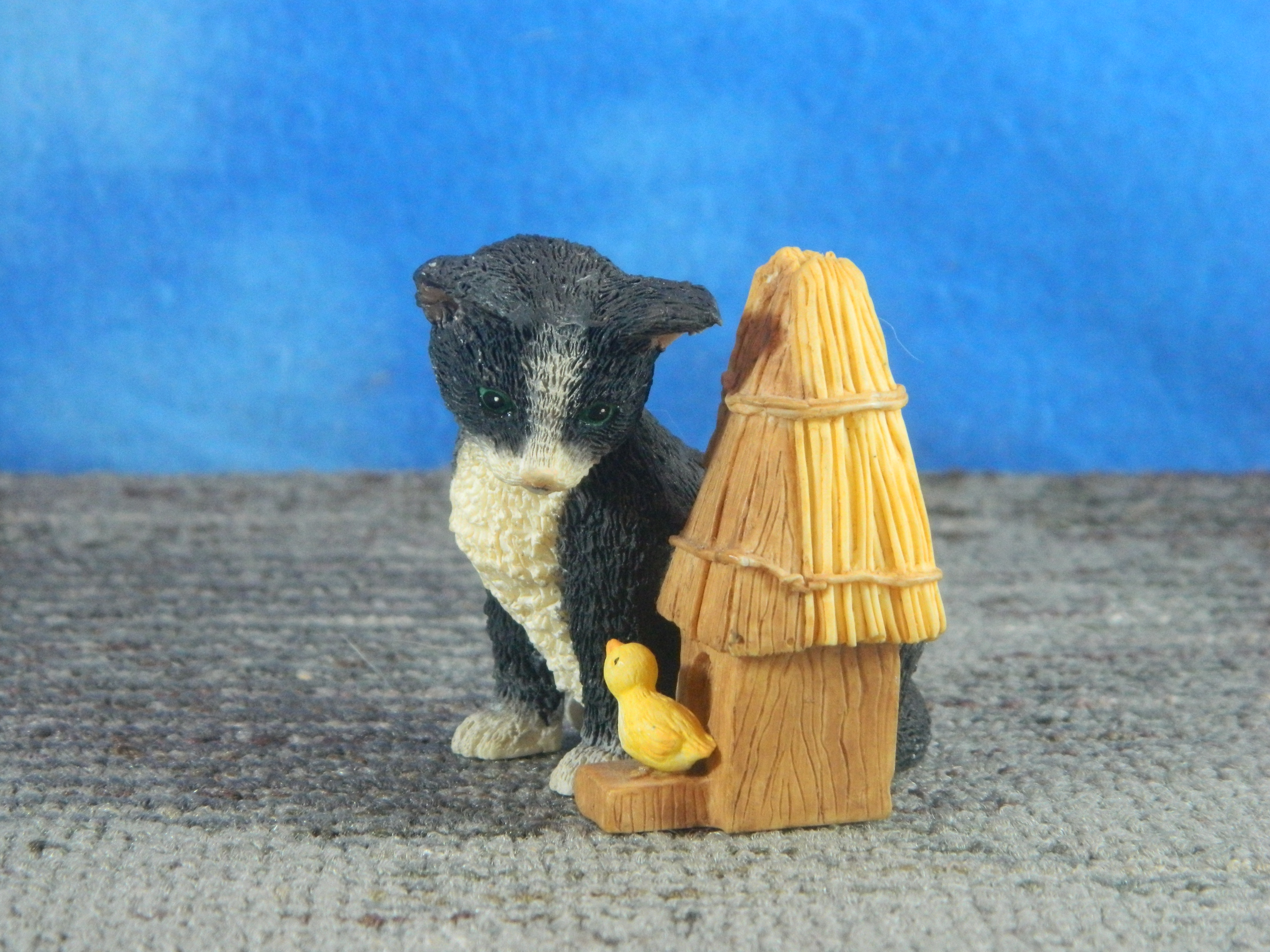 Sherratt & Simpson Resin Black Cat with Grass Hut