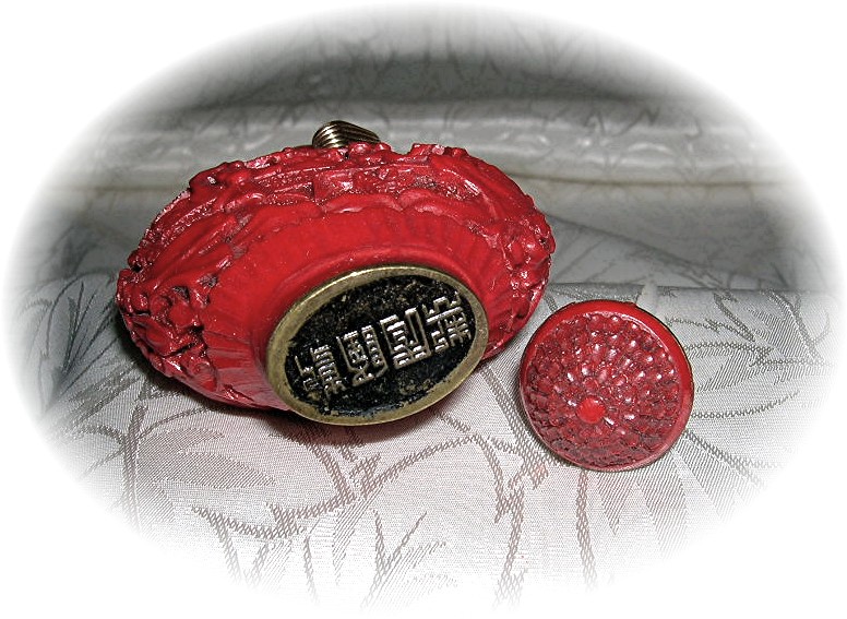 CINNABAR CHINESE SNUFF BOTTLE 70s
