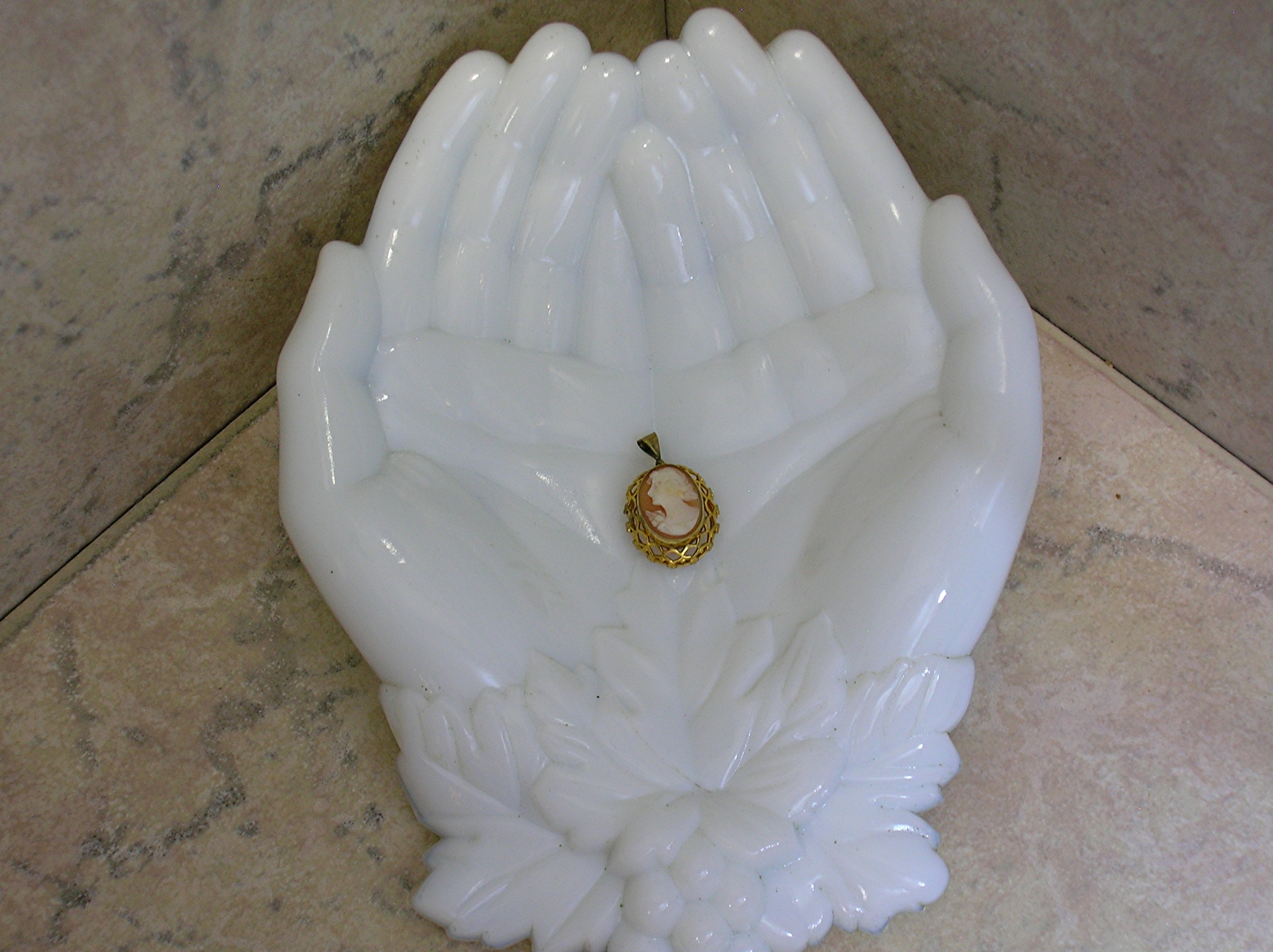 Shell  Cameo Filigree Goldtone Set  Pendant