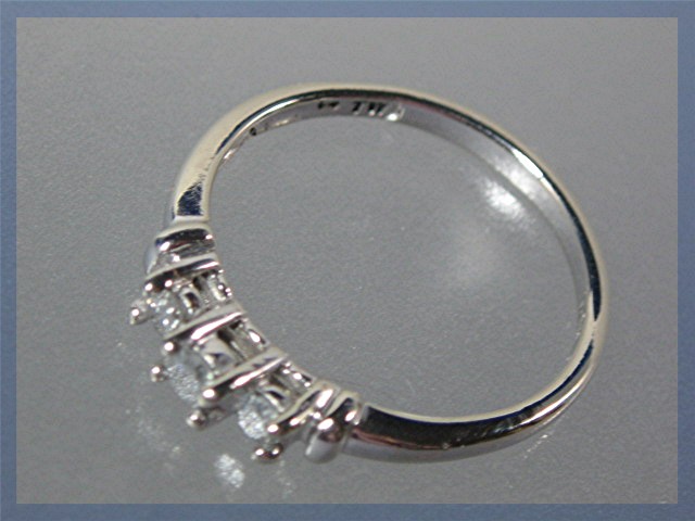 Ring10K White Gold 3 Stone Diamond