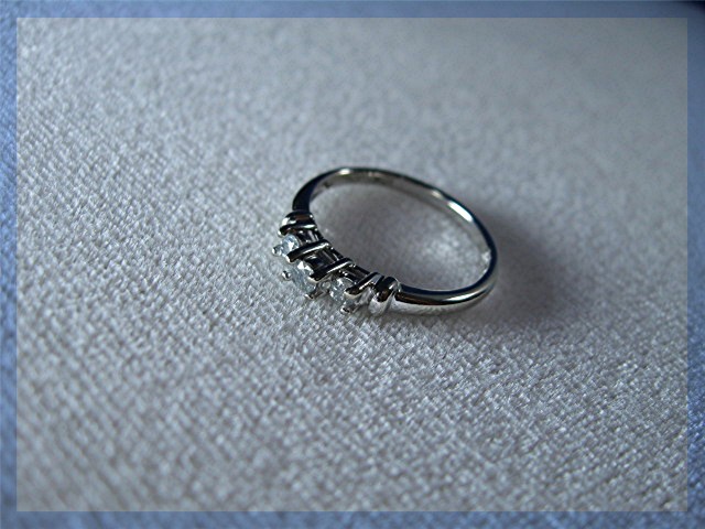 Ring10K White Gold 3 Stone Diamond
