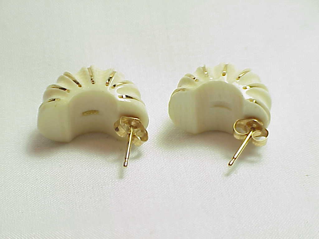 14k 585 Faux Ivory Gold Striped Shrimp Shaped Pierced Earrings