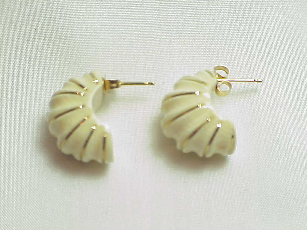 14k 585 Faux Ivory Gold Striped Shrimp Shaped Pierced Earrings