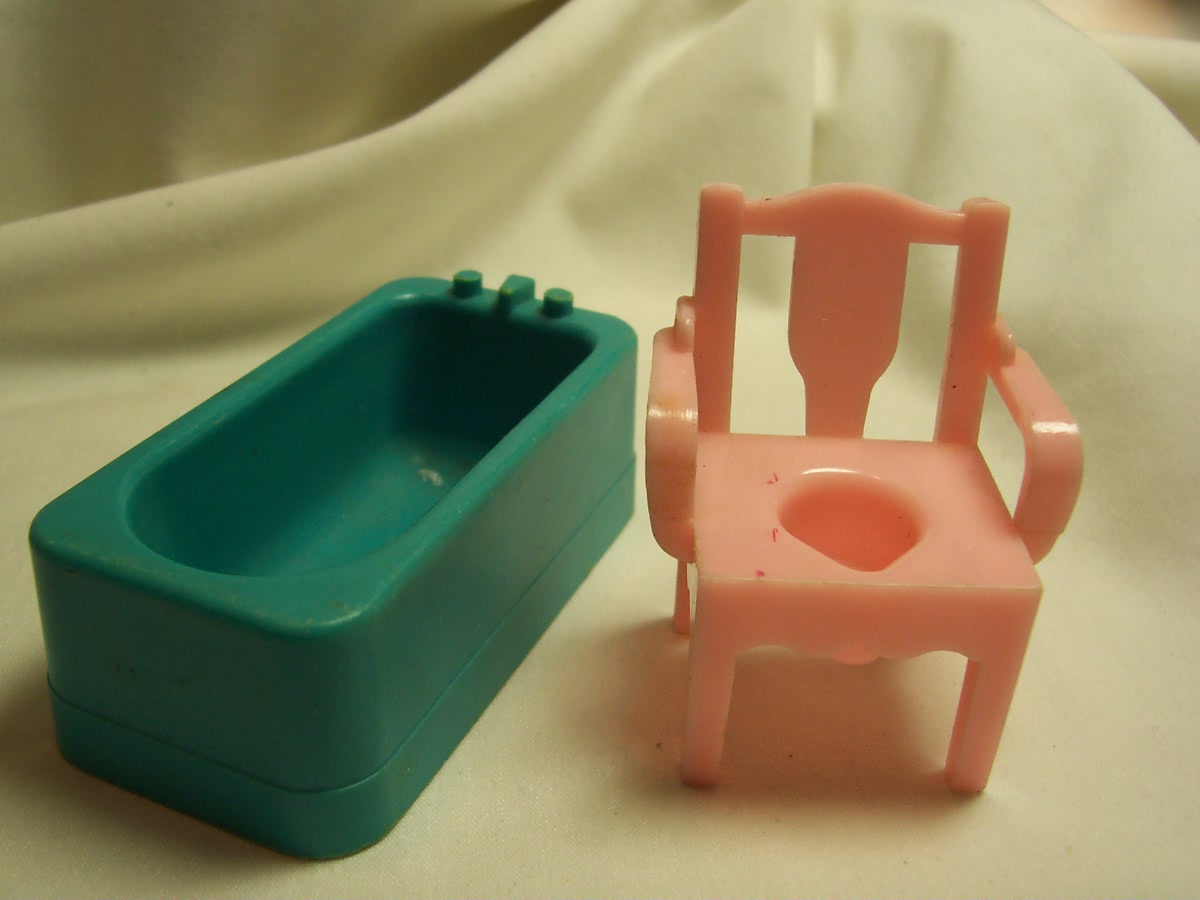 Dollhouse Bathroom Bath Tub and Potty Chair