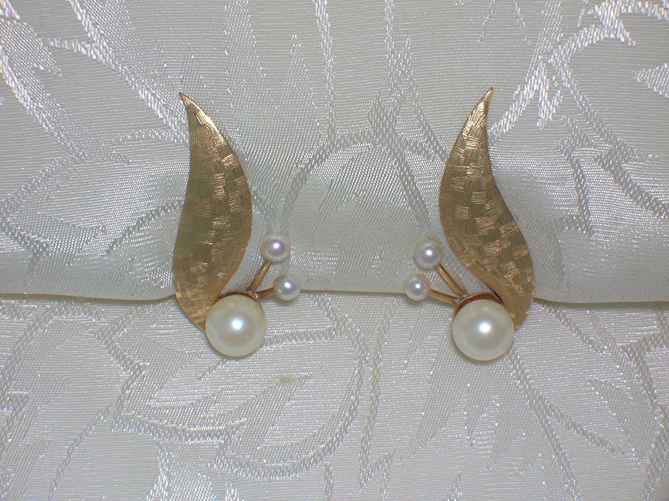 Earrings 14K Gold 7mm Cultured pearl Clip  6.3 grams
