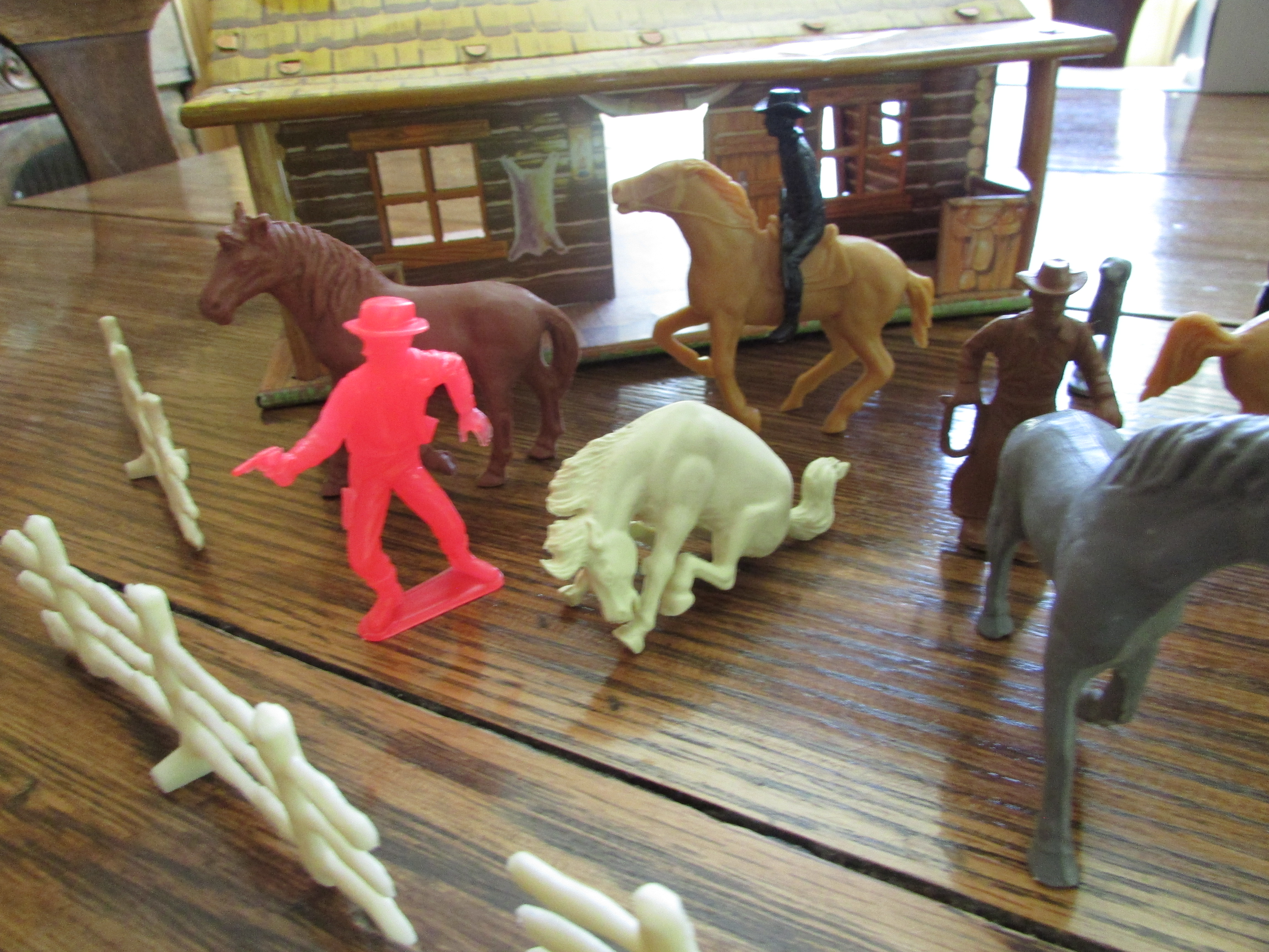 Bar M Ranch House with Action Figures