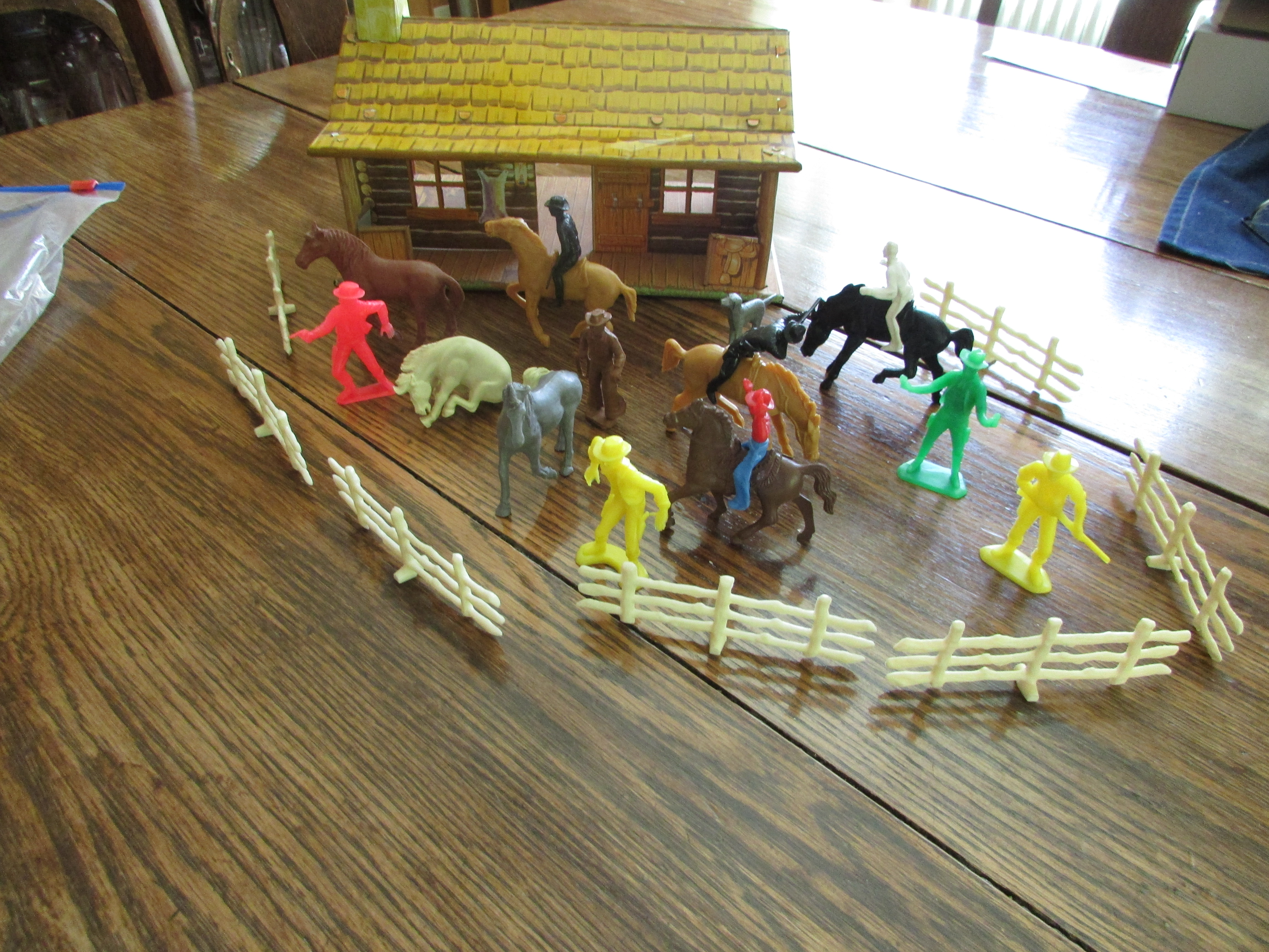 Bar M Ranch House with Action Figures