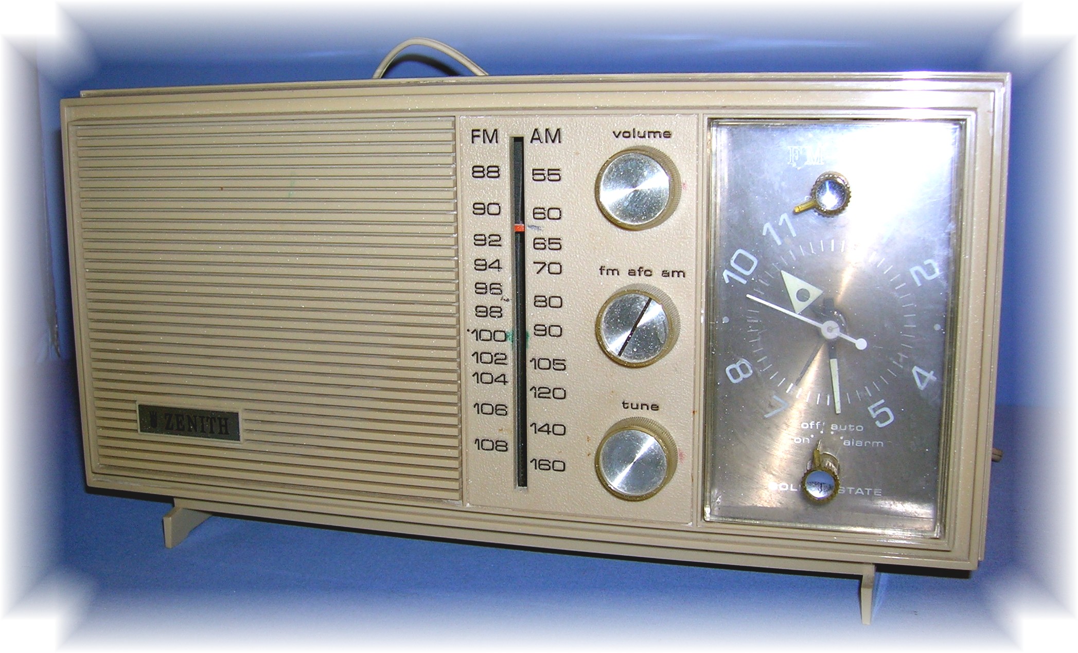 1960s Zenith Transistor Radio Model 7466L