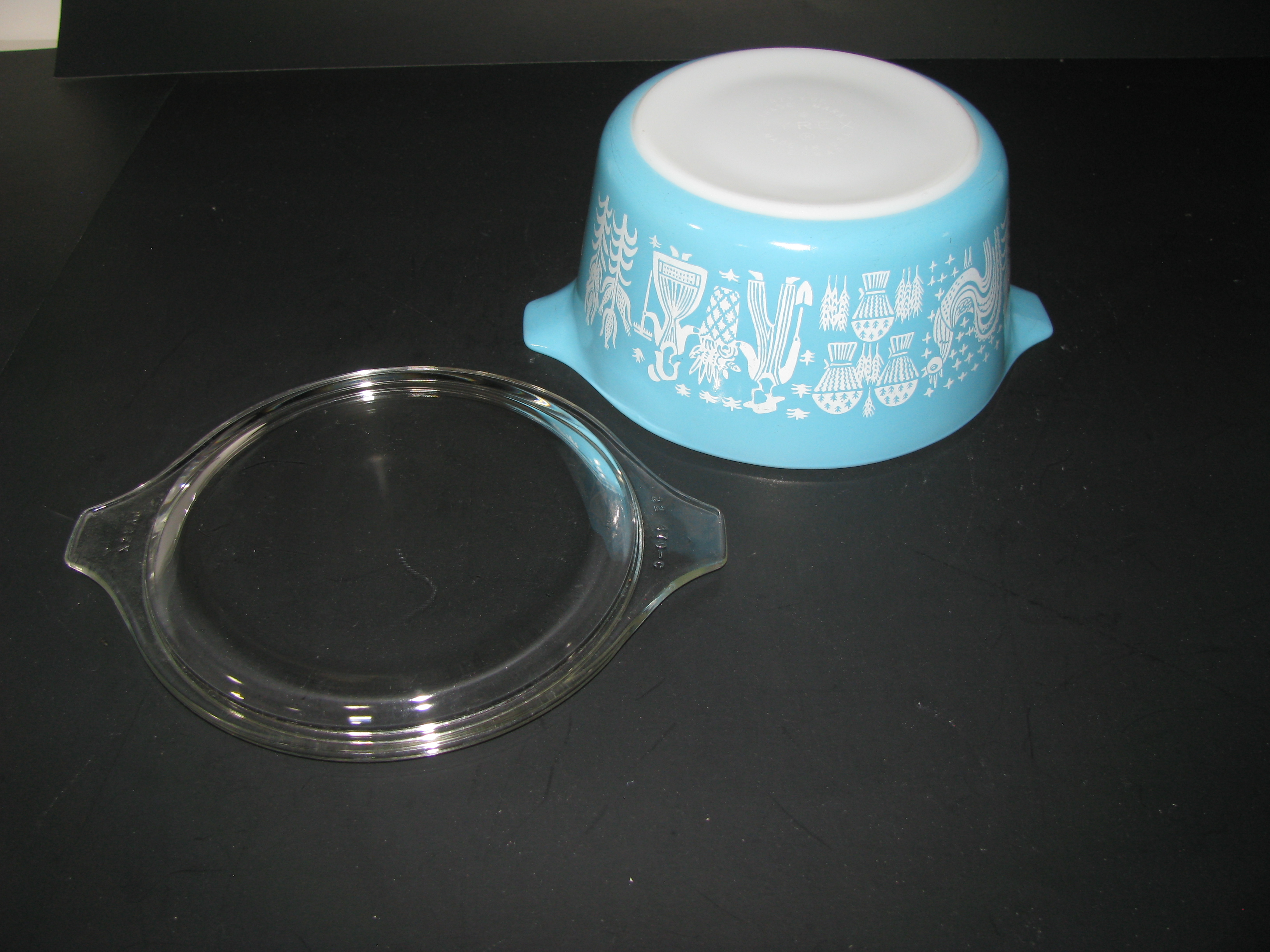 Pyrex Amish Butter Print 473 1qt White on Turquoise