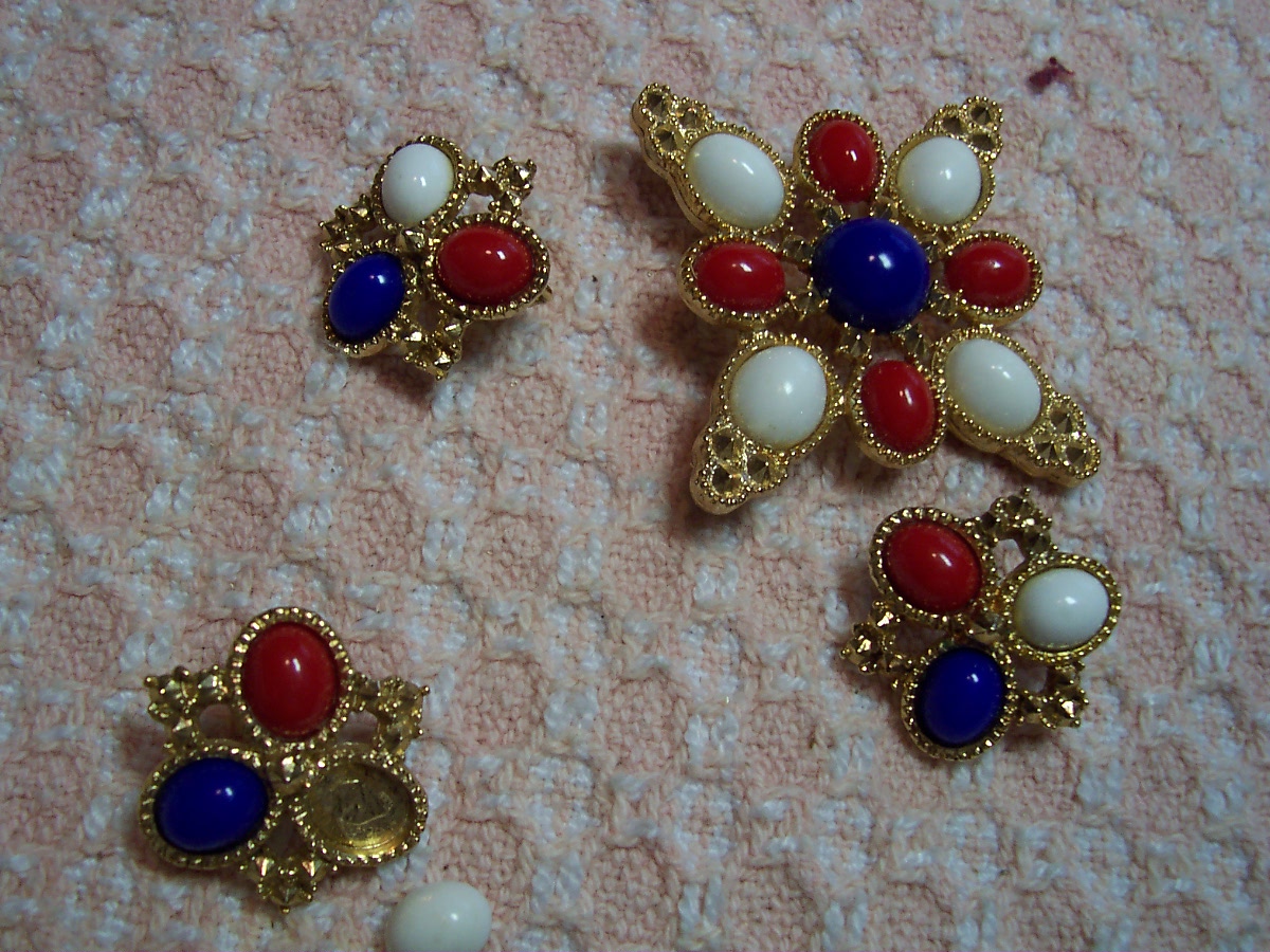 Sarah Coventry Pin Earring Set red white blue