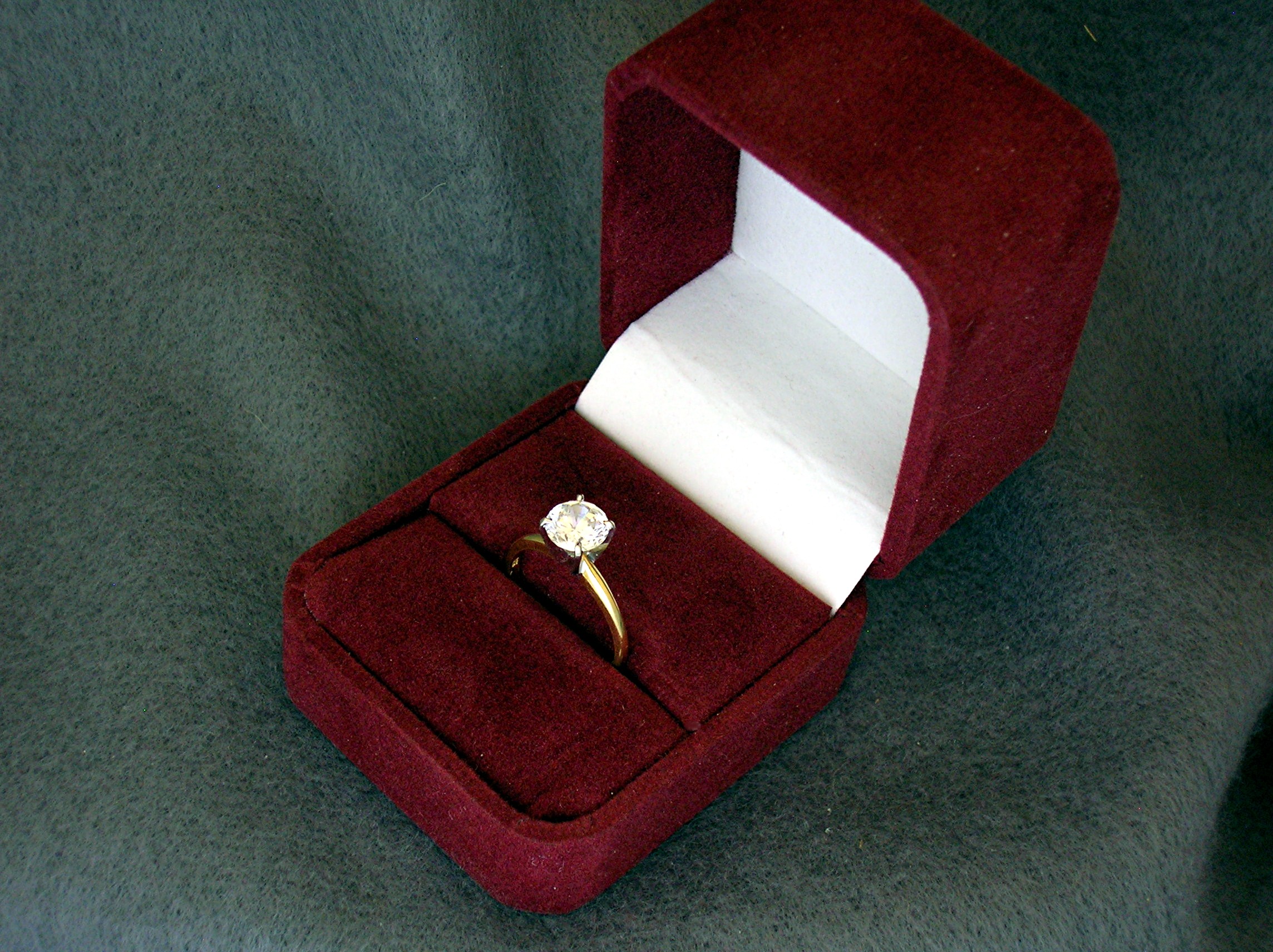 Ring Moissanite 1 CT and 14K Gold Tiffany Set