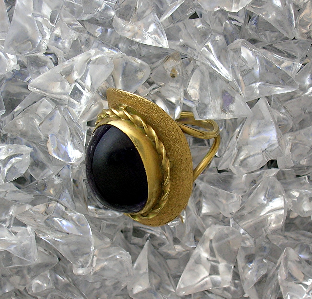 Ring 14K Gold  Deep Purple Oval Cabochon Amethyst