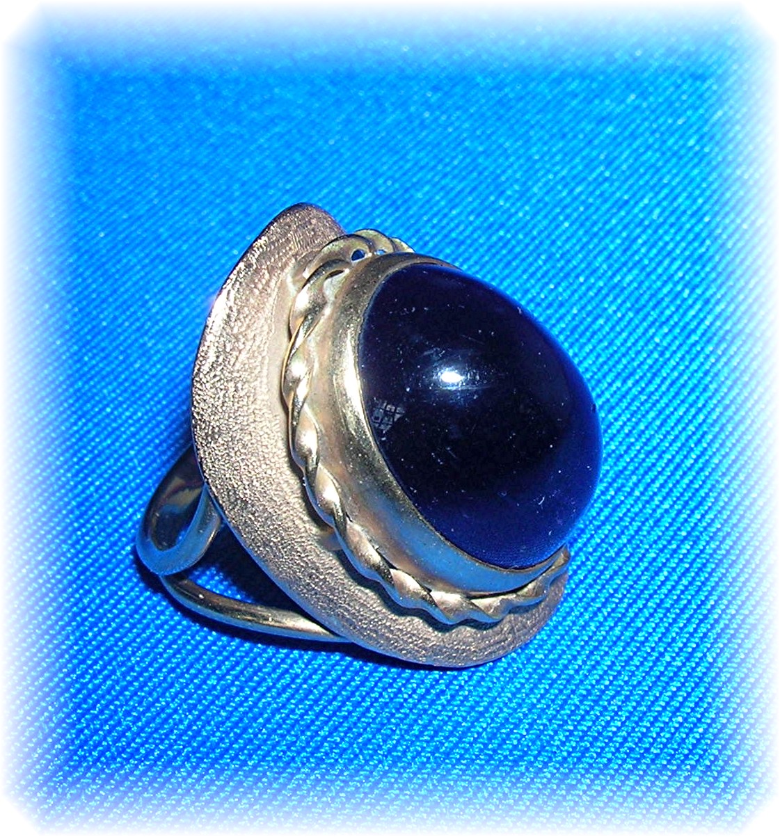Ring 14K Gold  Deep Purple Oval Cabochon Amethyst