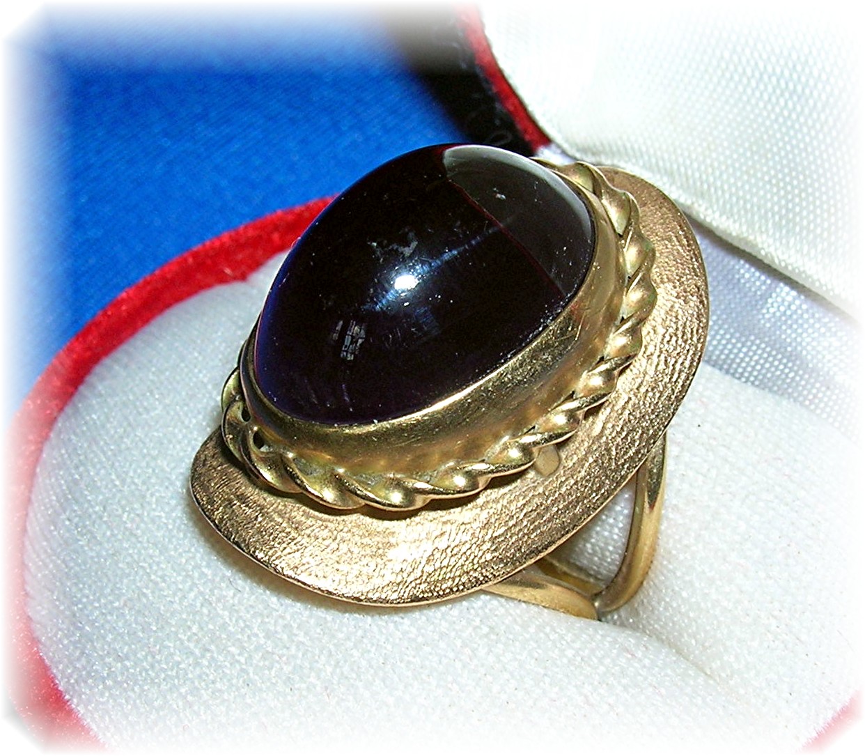 Ring 14K Gold  Deep Purple Oval Cabochon Amethyst