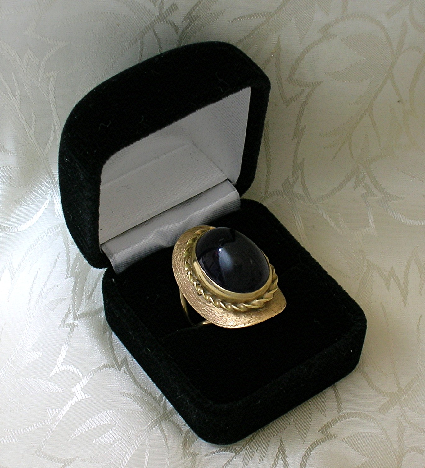 Ring 14K Gold  Deep Purple Oval Cabochon Amethyst