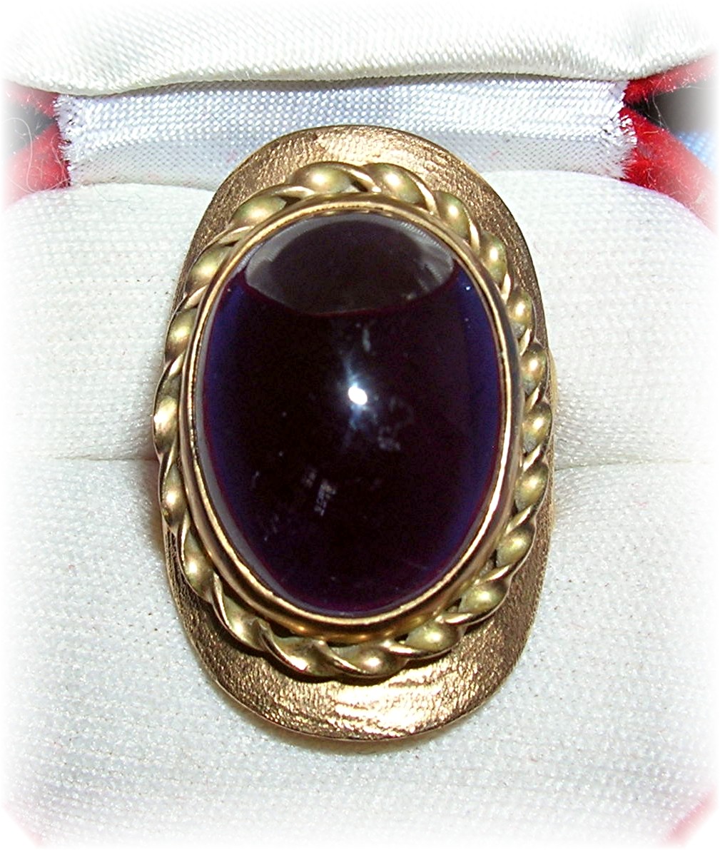 Ring 14K Gold  Deep Purple Oval Cabochon Amethyst