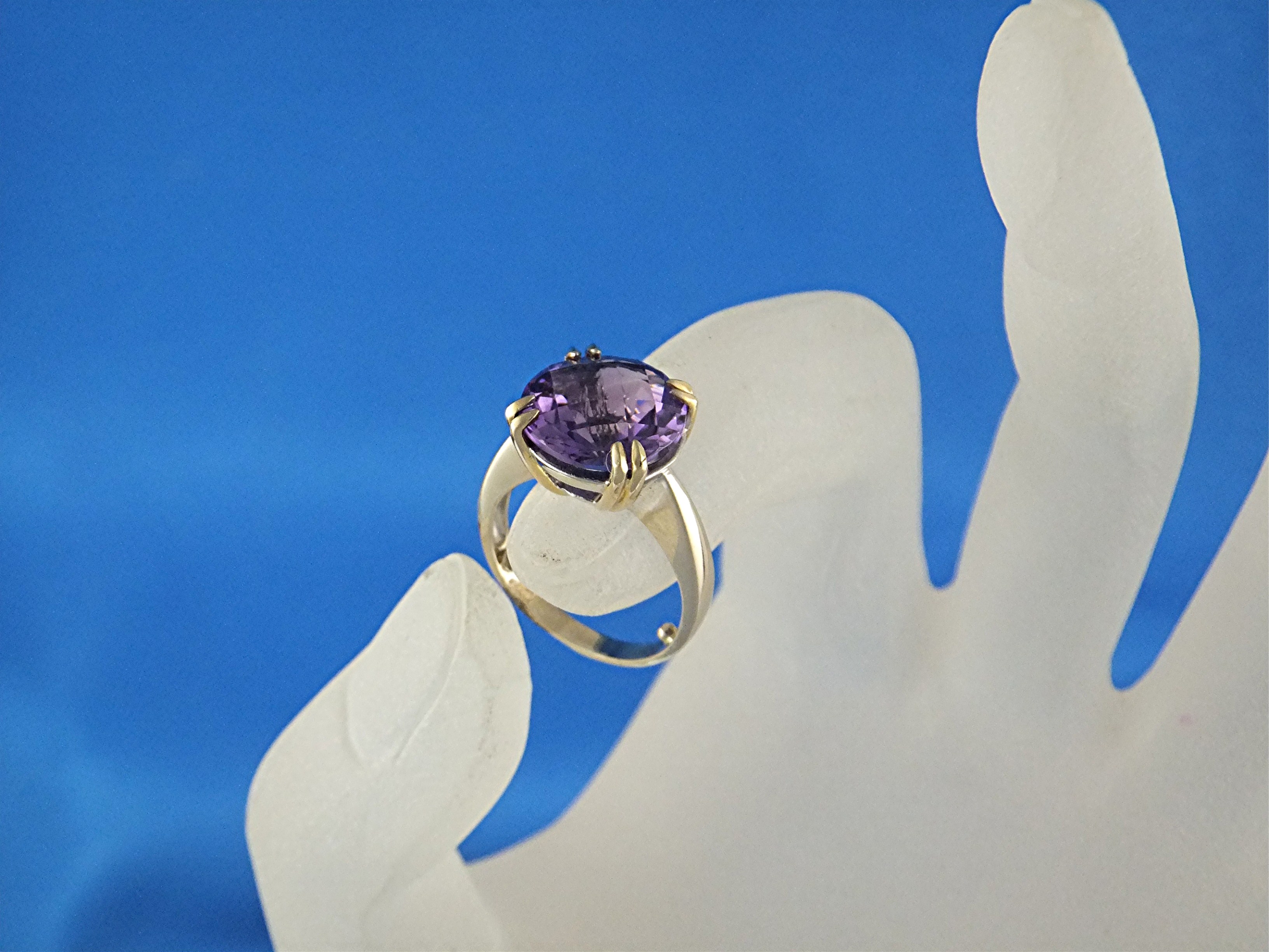 Ring 14K White and Yellow Gold 11 Ct Amethyst
