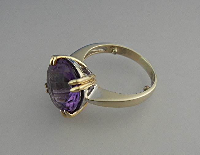 Ring 14K White and Yellow Gold 11 Ct Amethyst
