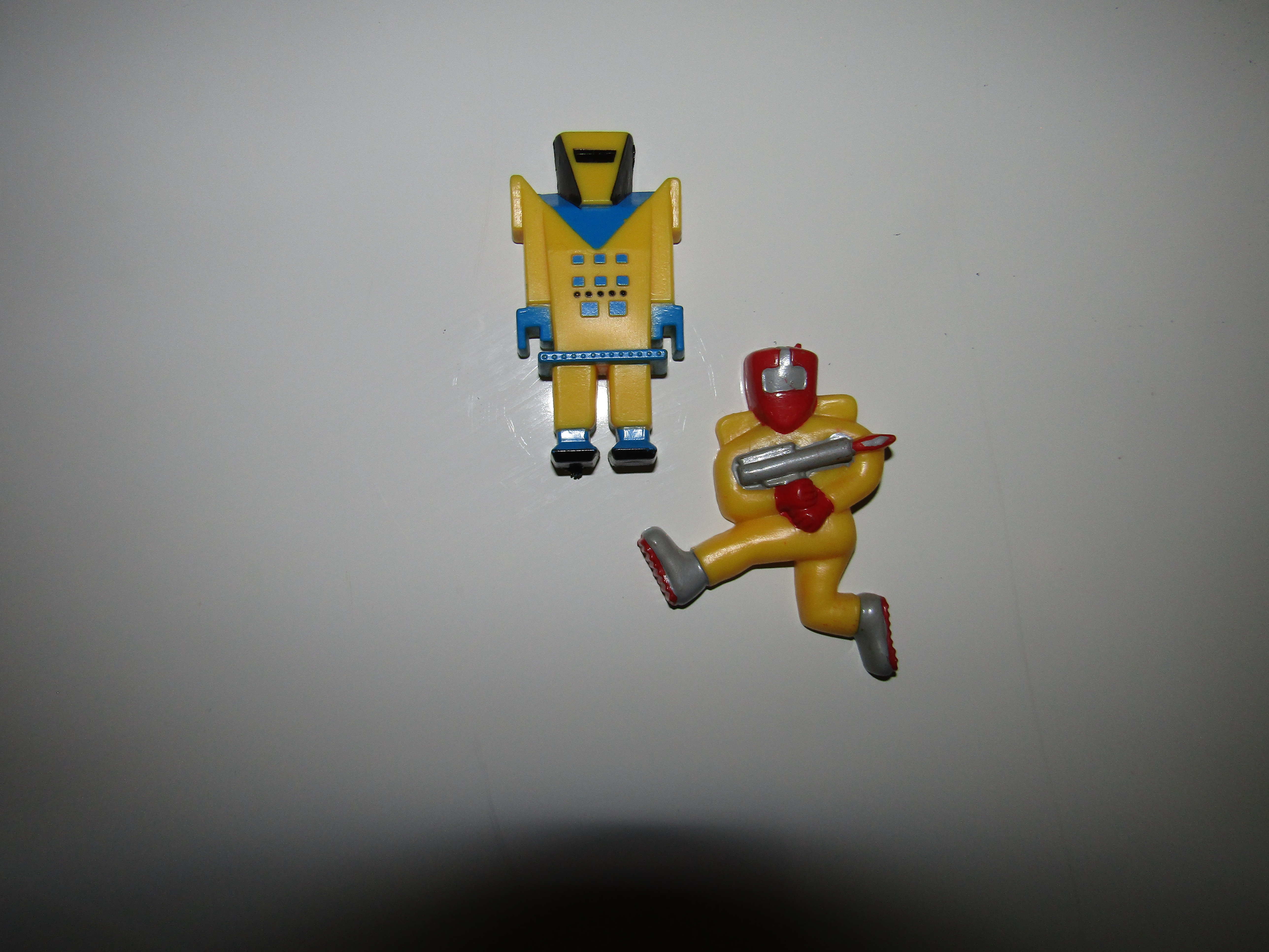 Collectible Vintage Superware Shooter Robot Magnet Set