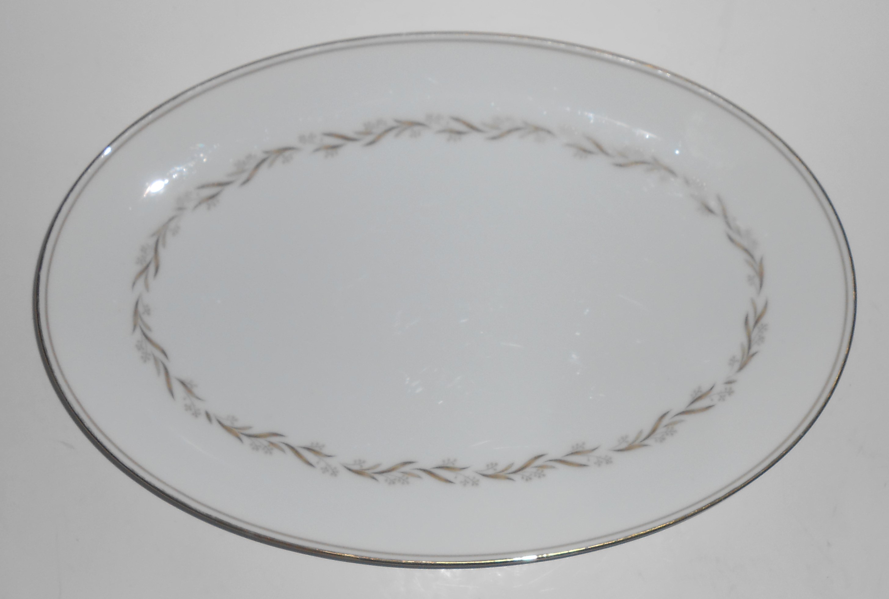 Noritake China Porcelain Laurel w/Gold 5903 14'' Pla