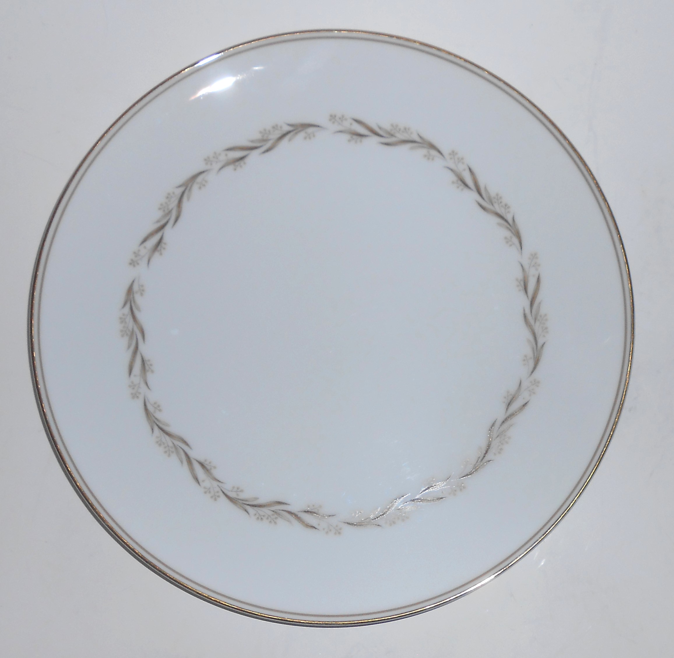 Noritake China Porcelain Laurel w/Gold 5903 Dinner Pla