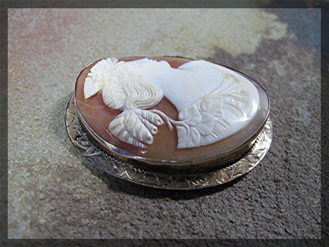 14K Gold Shell Cameo Brooch