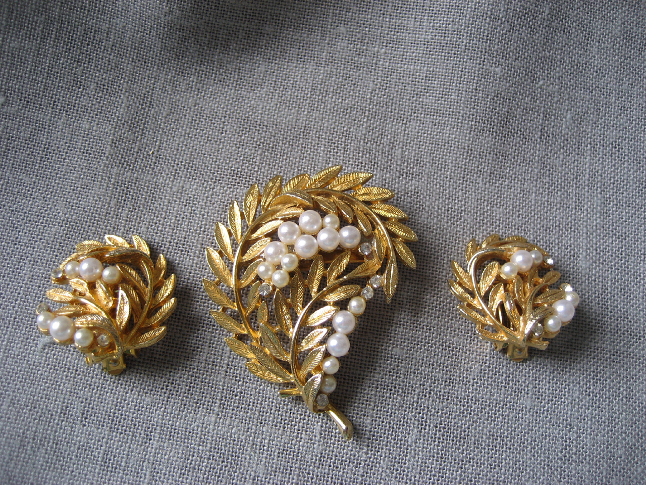Faux Pearl Brooch Set
