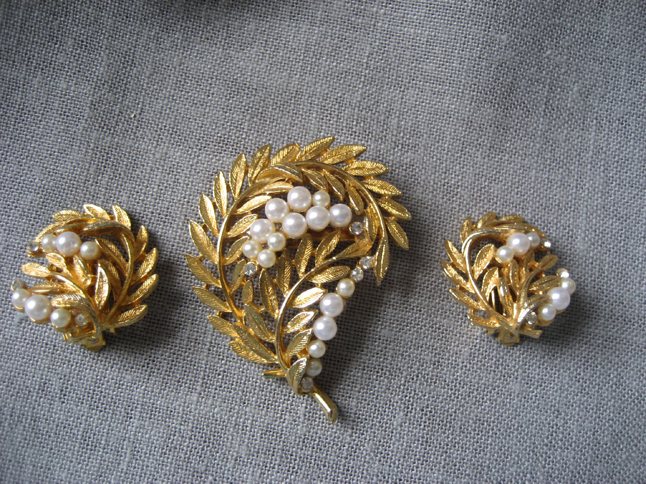 Faux Pearl Brooch Set