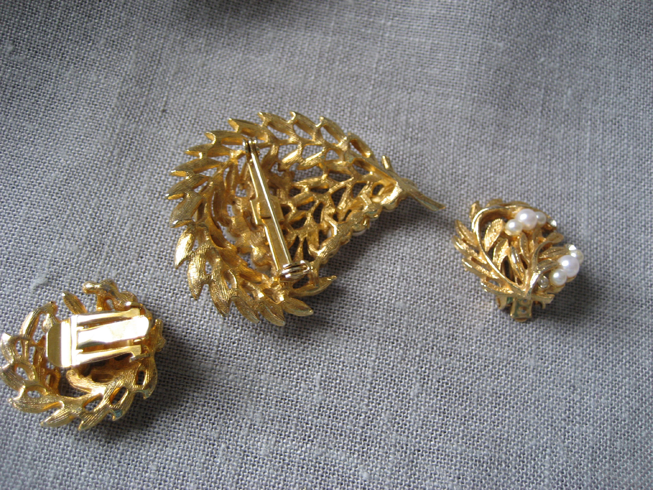 Faux Pearl Brooch Set