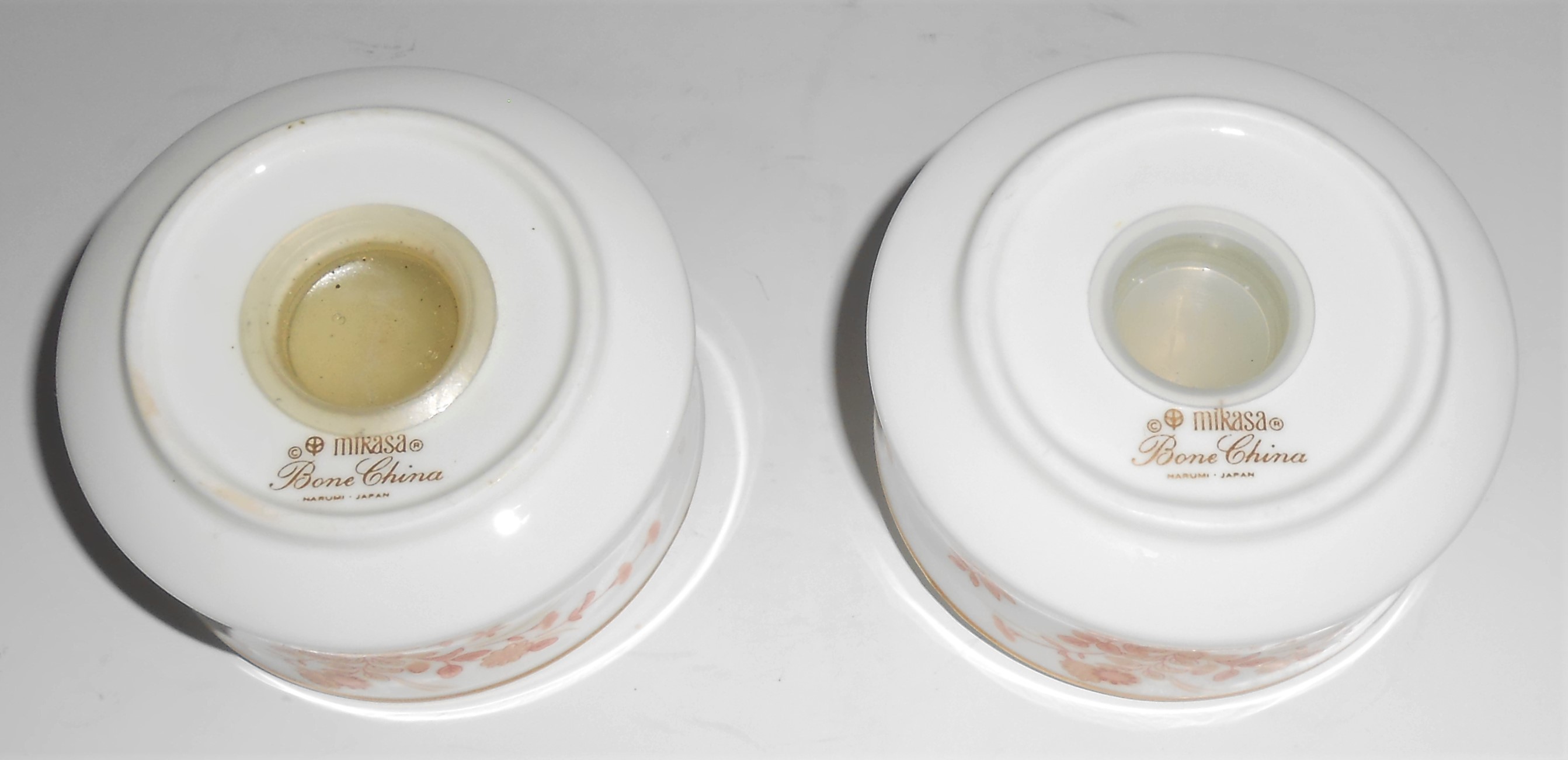 Mikasa Bone China Eastwind w/Gold Salt & Pepper Shaker