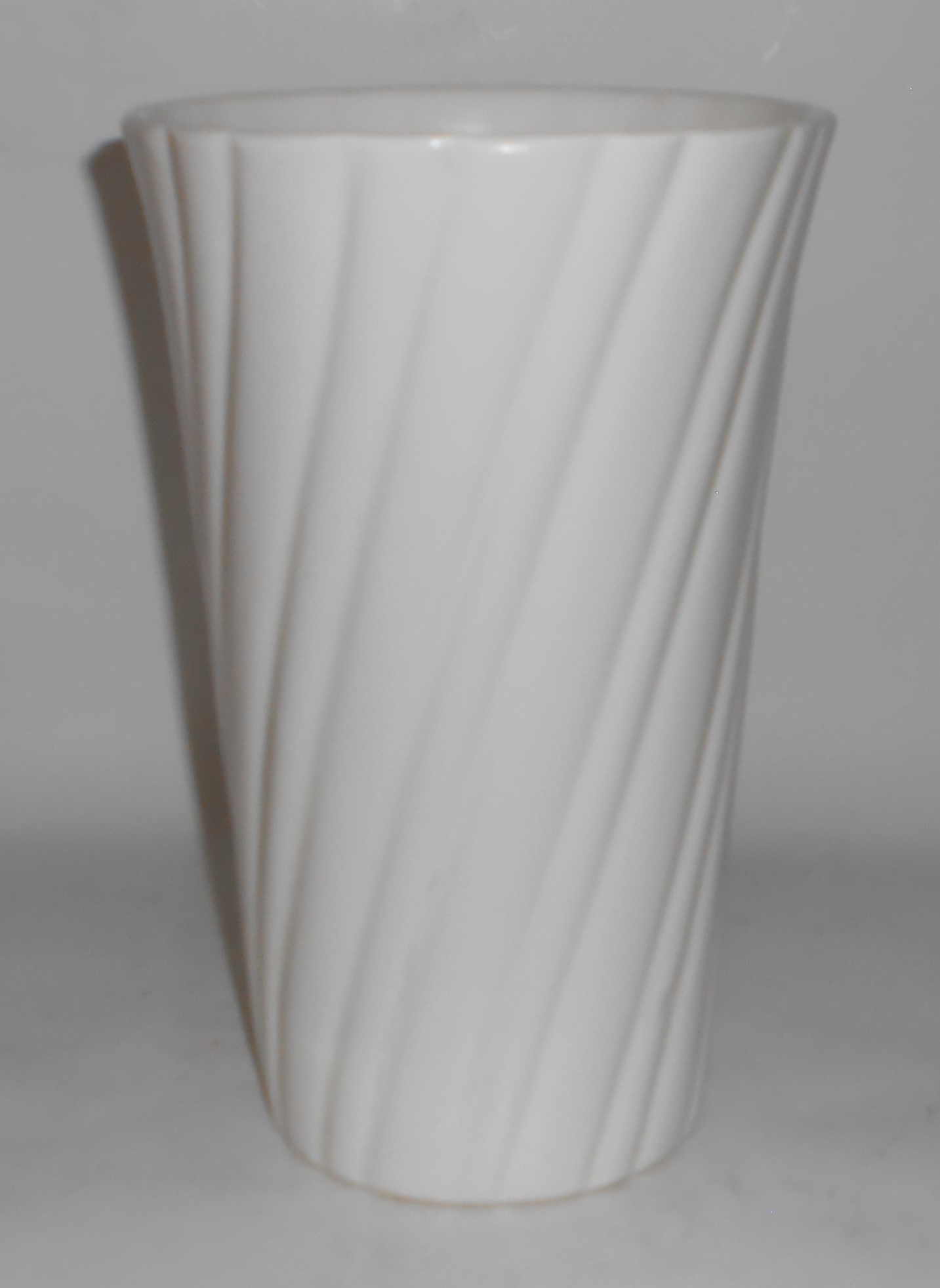 VINTAGE Bauer Pottery Cal-Art 10'' Matte White #510 Vas
