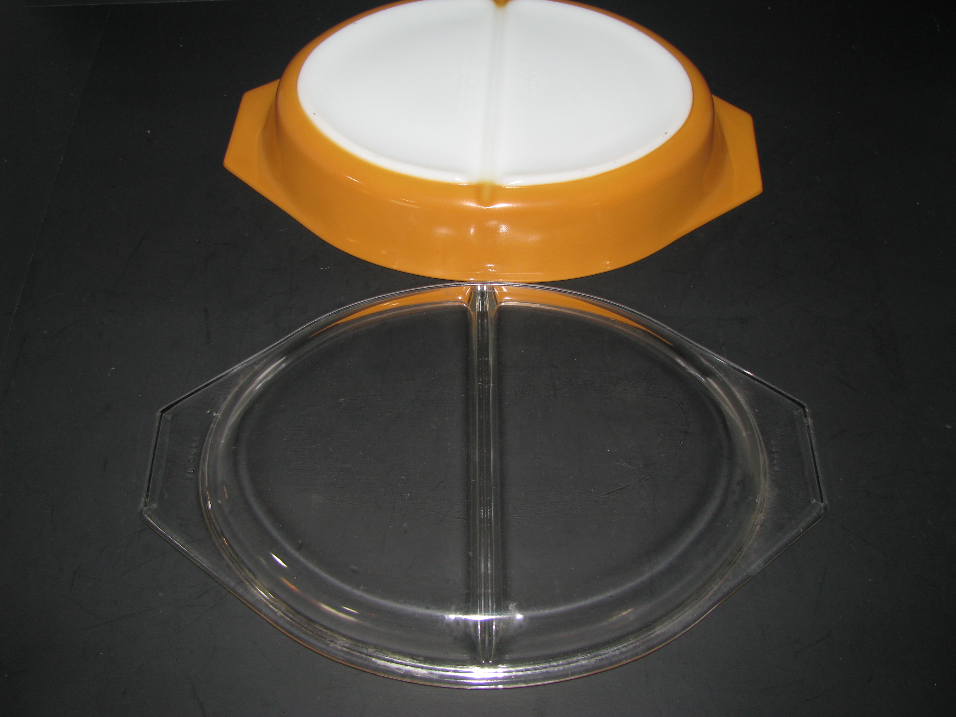 Vintage Pyrex Butterfly Gold 1qt Divided Dish/Lid