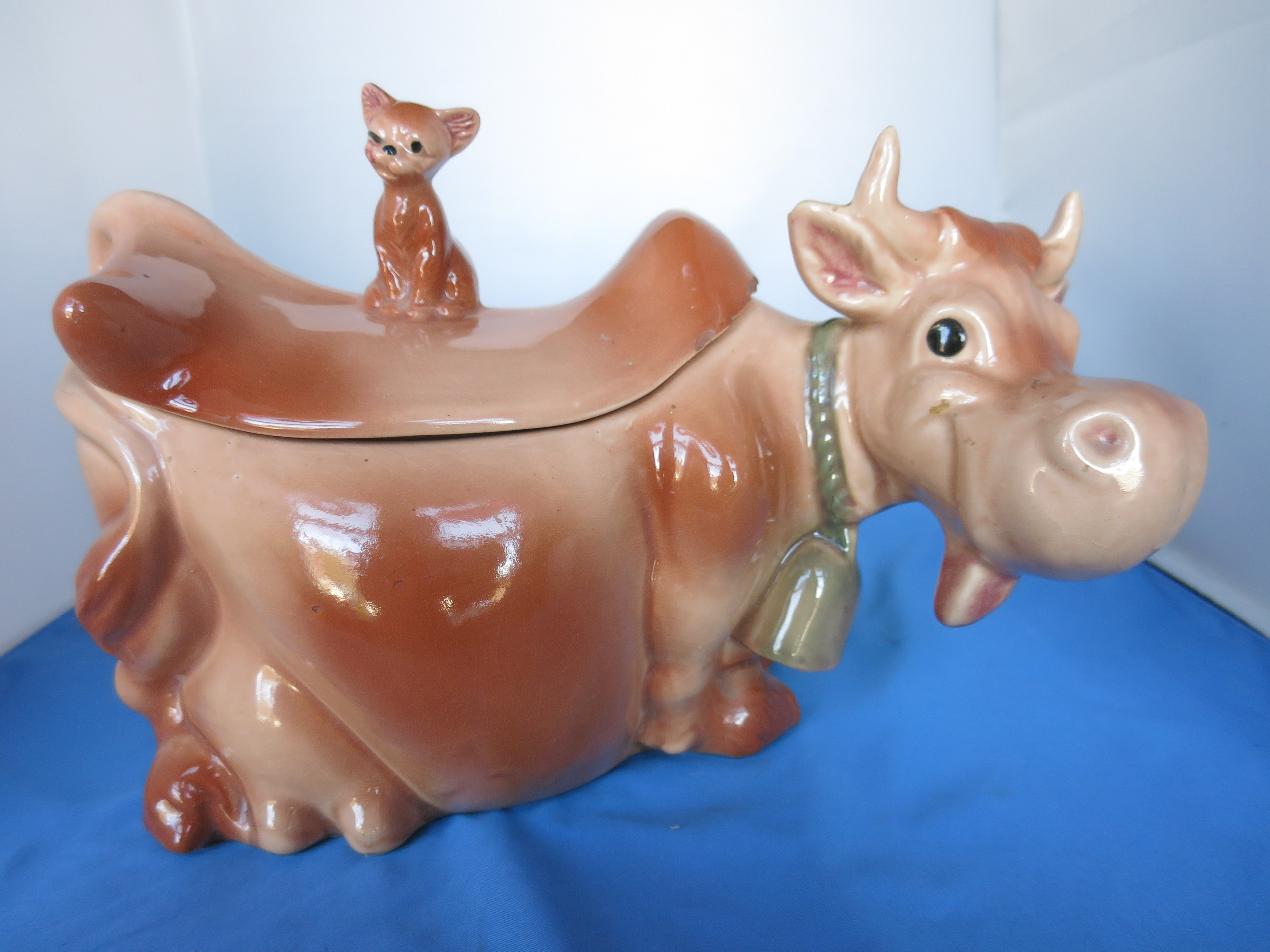 Brush Pottery Cow with Cat Winking Designers Don & Ross Winton