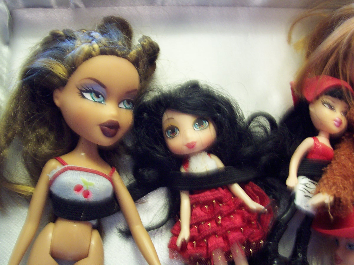 Bratz Dolls Case with Dolls & Access.