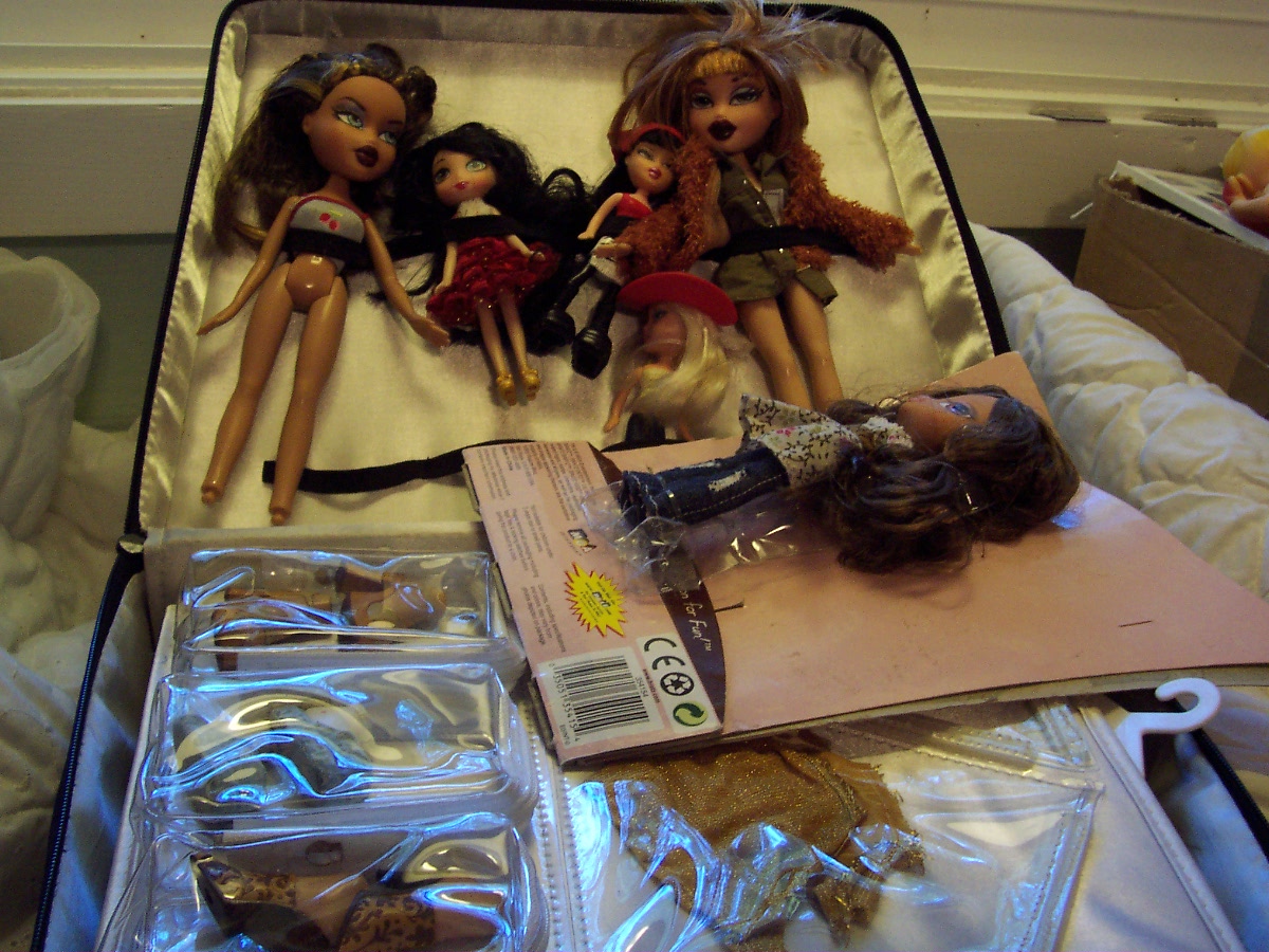 Bratz Dolls Case with Dolls & Access.