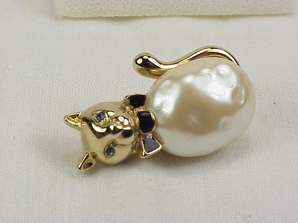 Carolee Faux Pearl And Rhinestone Cat Wearing Bow Tie Brooch