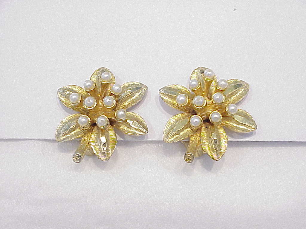 Vintage Gold Tone And Faux Seed Pearl Flower Clip Earrings Signed Bsk