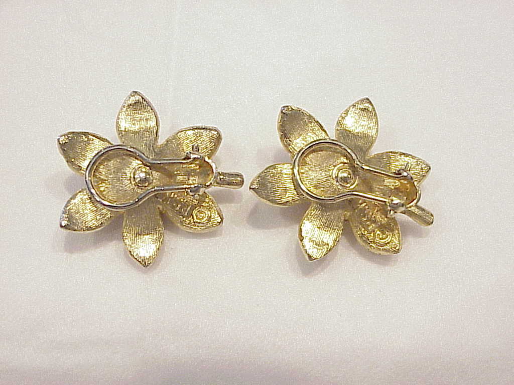 Vintage Gold Tone And Faux Seed Pearl Flower Clip Earrings Signed Bsk