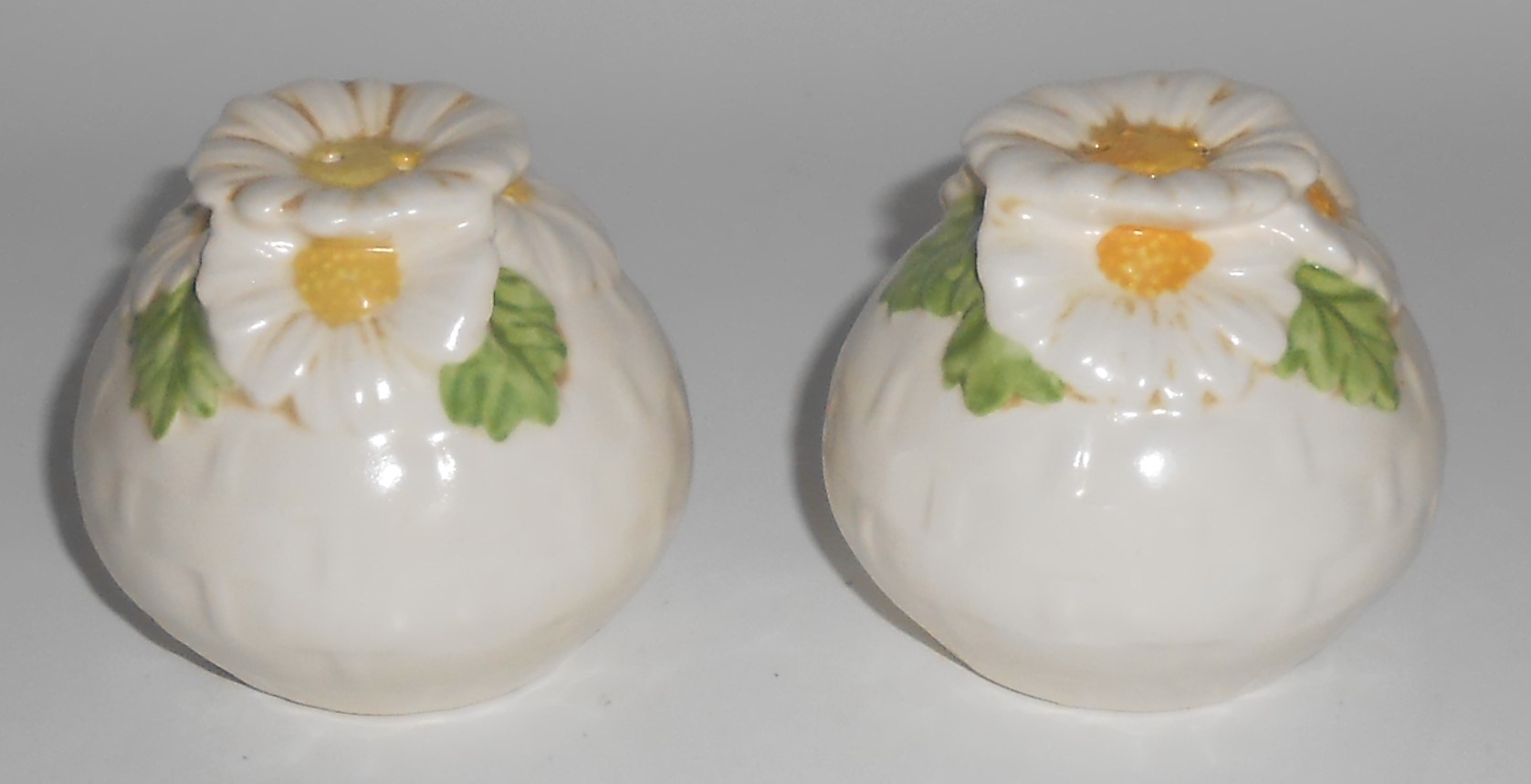 Metlox Pottery Poppy Trail Sculptured Daisy Salt & Pepp