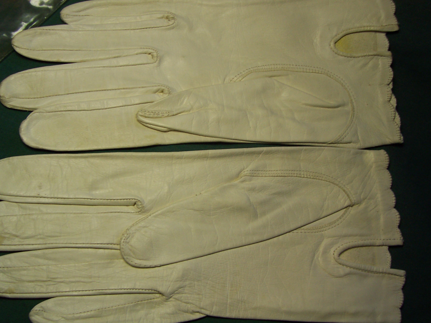 Cresendoe Glove Co White Leather Gloves